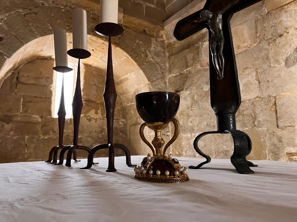 Entrega de una réplica del Santo Grial a la iglesia de San Pedro de Huesca.