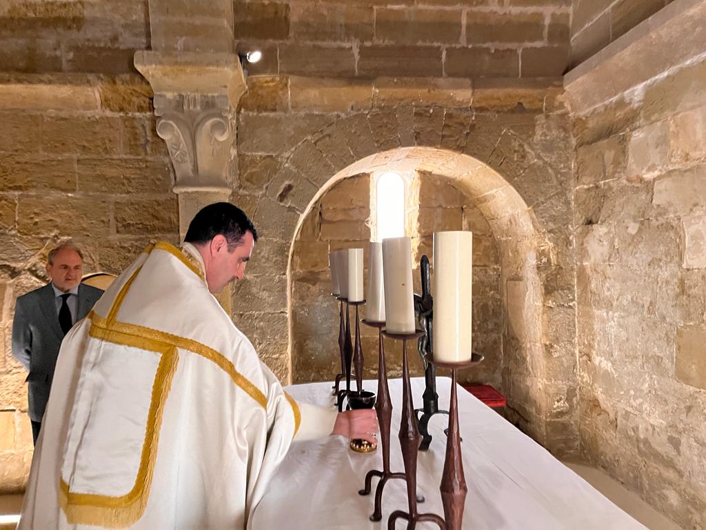 Entrega de una réplica del Santo Grial a la iglesia de San Pedro de Huesca.