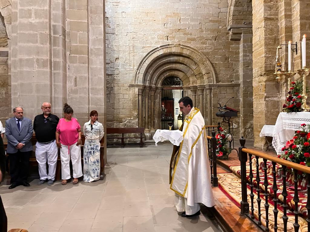 Entrega de una réplica del Santo Grial a la iglesia de San Pedro de Huesca.