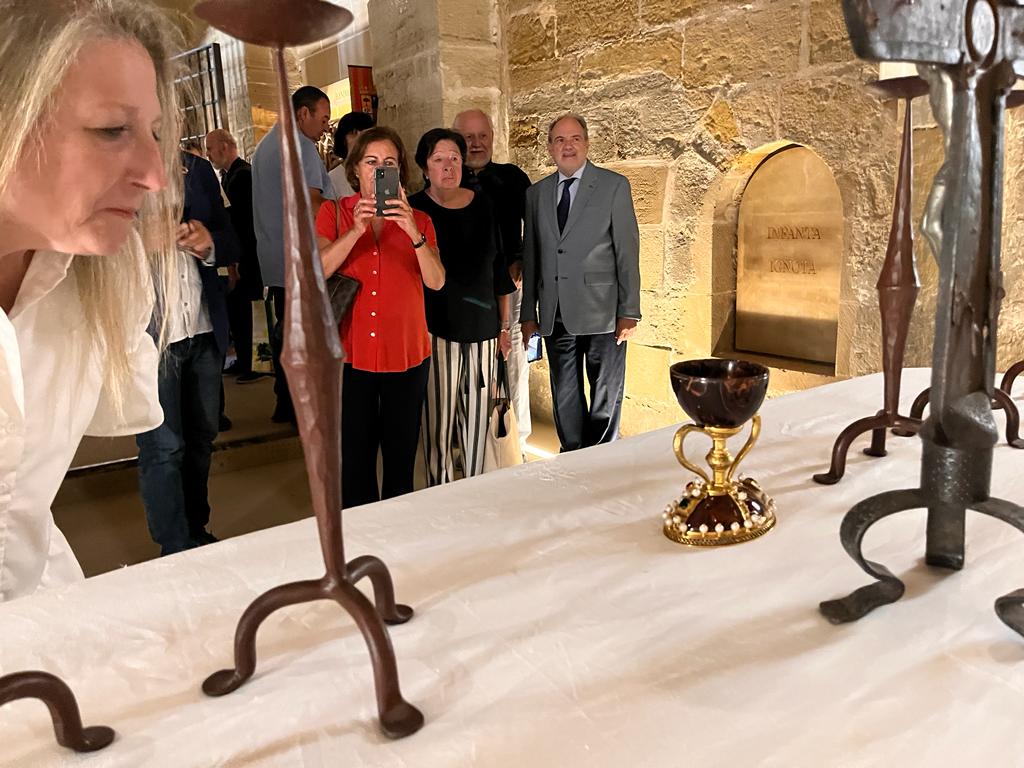 Entrega de una réplica del Santo Grial a la iglesia de San Pedro de Huesca.