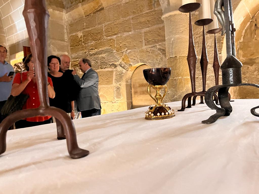 Entrega de una réplica del Santo Grial a la iglesia de San Pedro de Huesca.