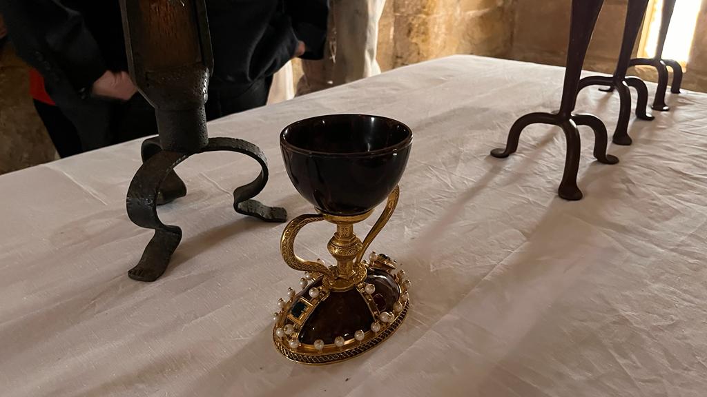 Entrega de una réplica del Santo Grial a la iglesia de San Pedro de Huesca.