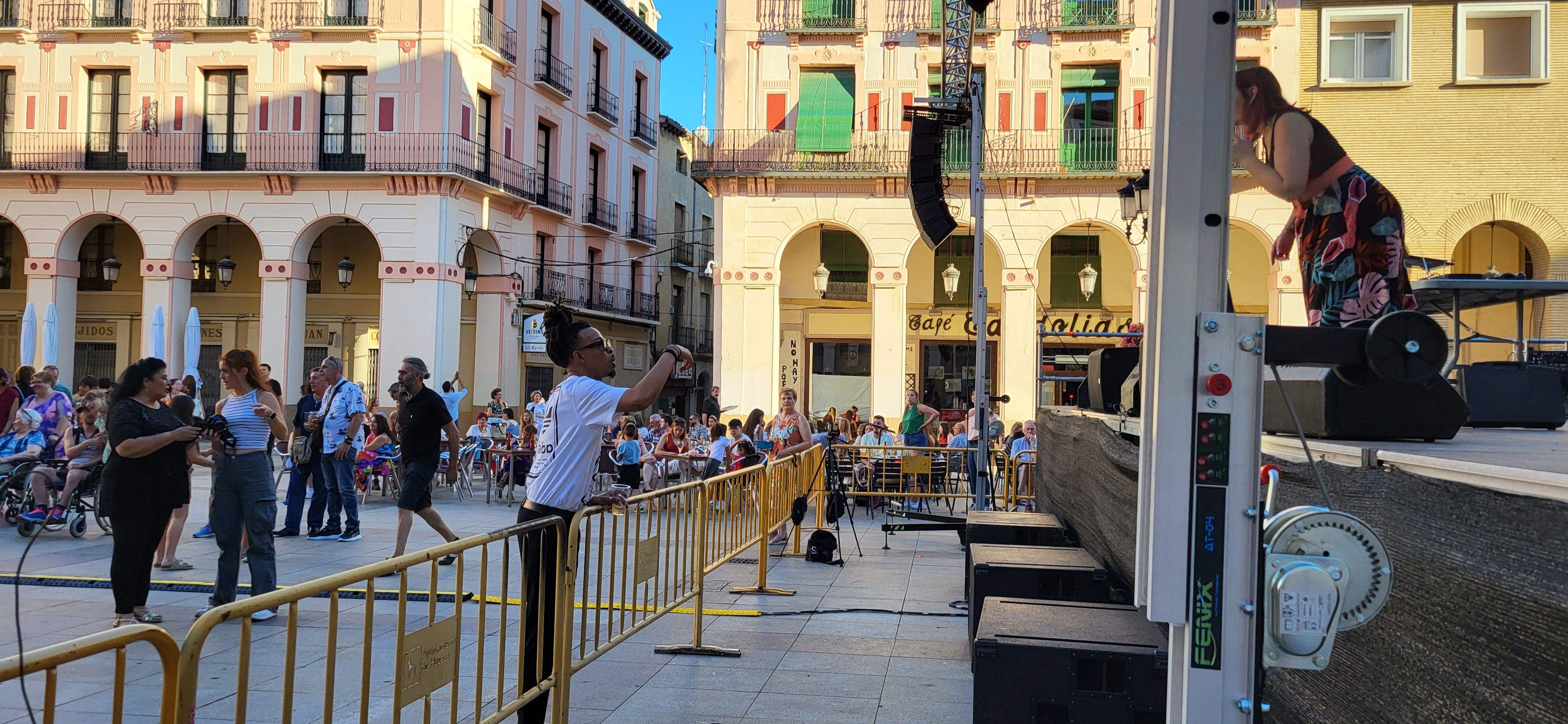 Salsa y bachata en la plaza López Allué de Huesca. Foto Myriam Martínez 