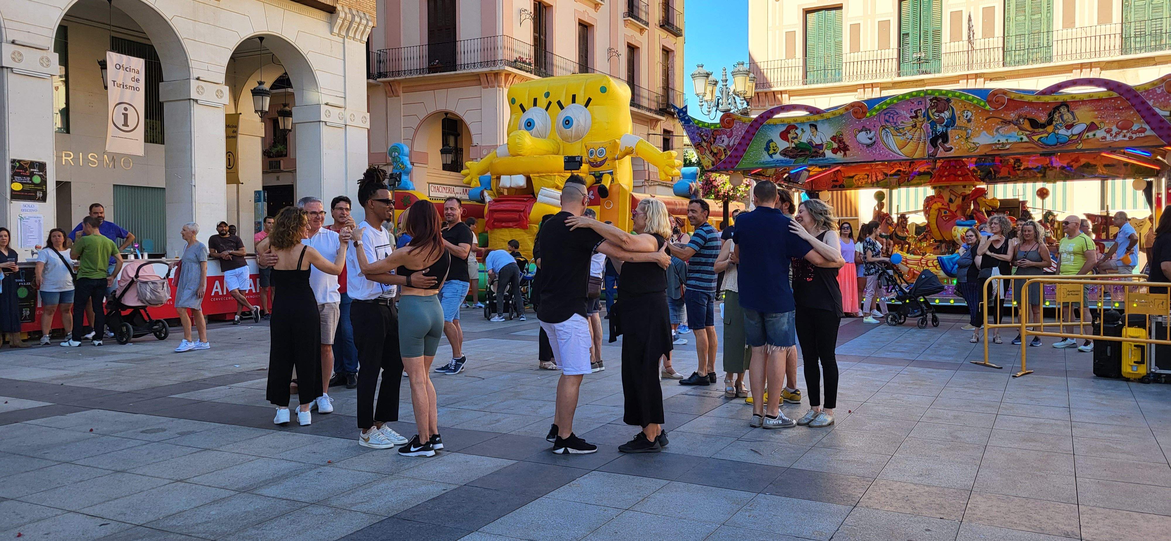 Salsa y bachata en la plaza López Allué de Huesca. Foto Myriam Martínez 