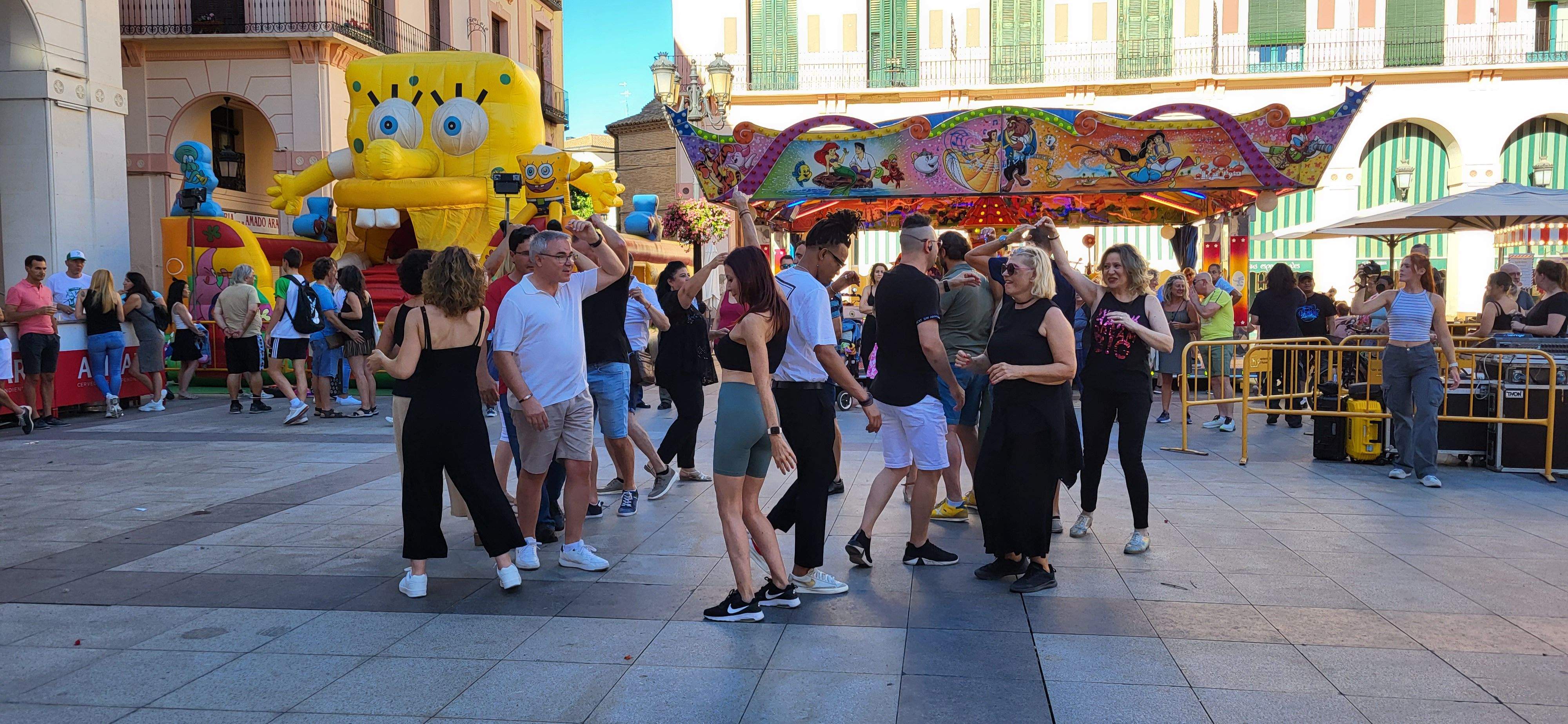 Salsa y bachata en la plaza López Allué de Huesca. Foto Myriam Martínez 