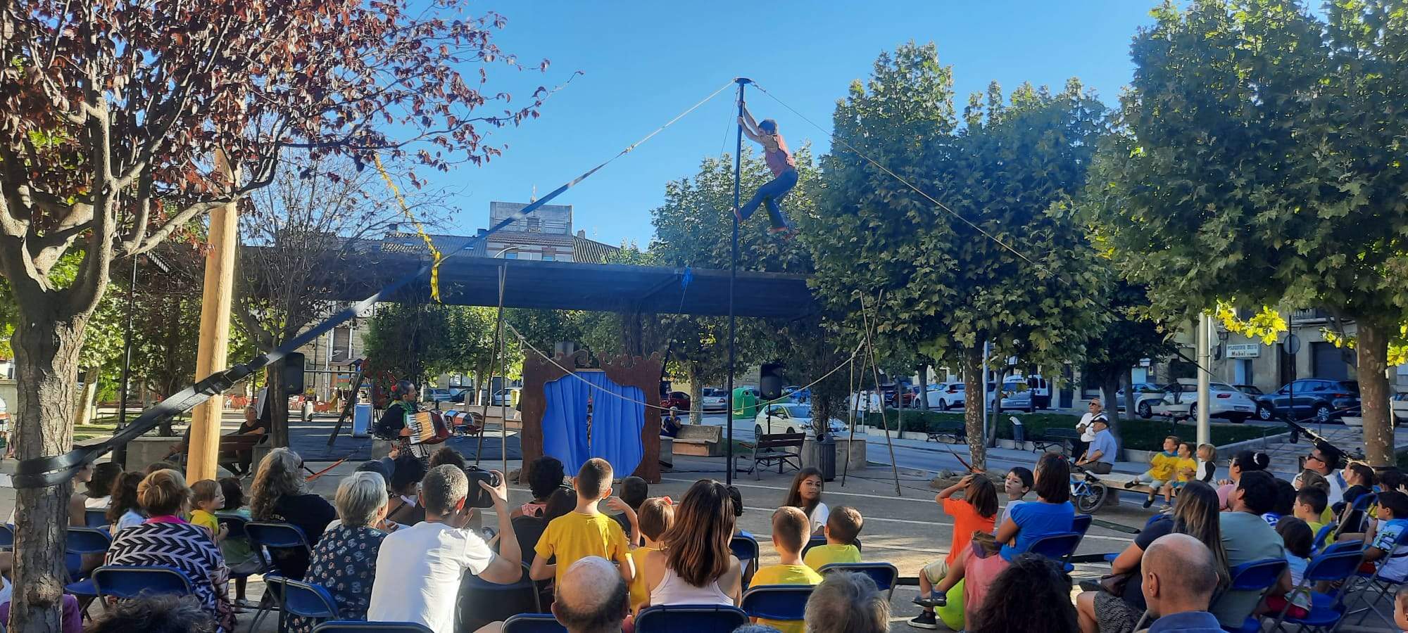 Monopajaroverdecon el espectáculo con el espectáculo Circo Jotero. Foto Ayuntamiento de Ayerbe (1)