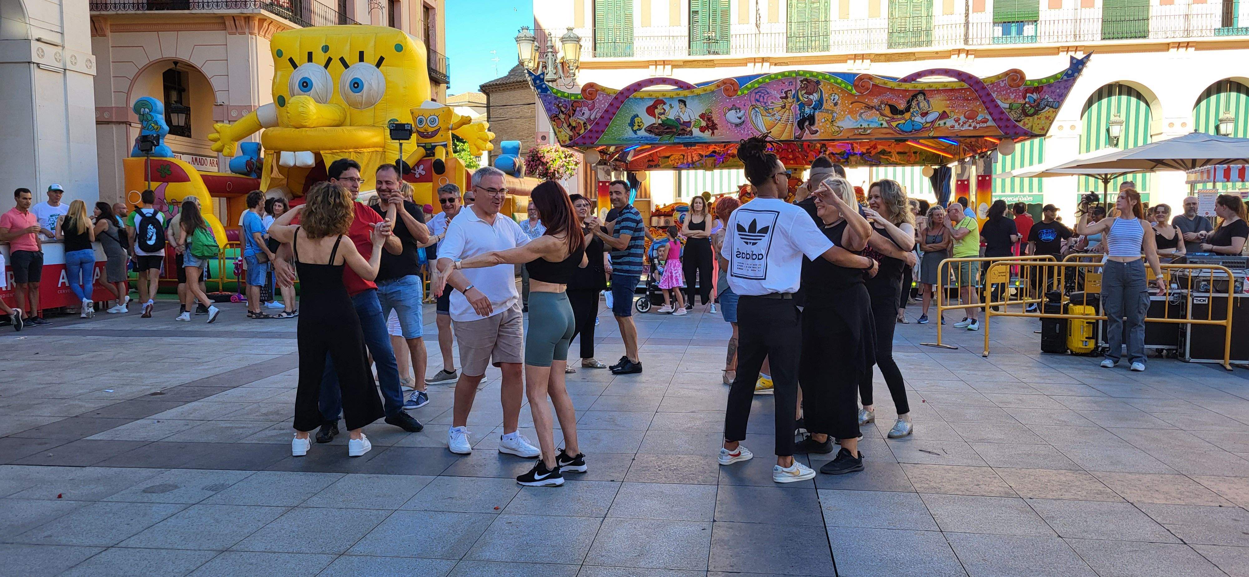 Salsa y bachata en la plaza López Allué de Huesca. Foto Myriam Martínez 