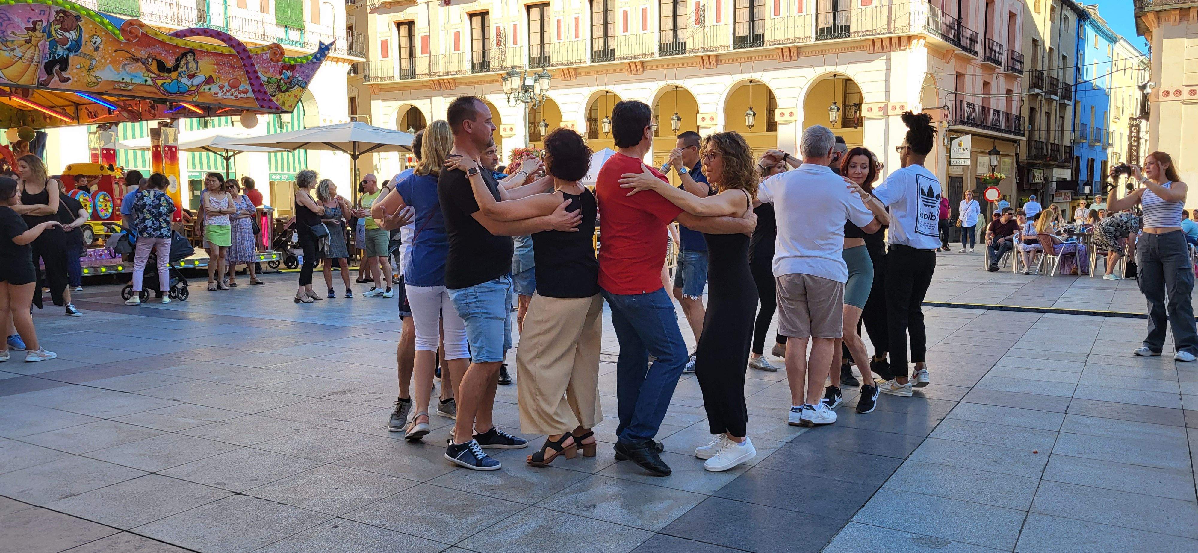 Salsa y bachata en la plaza López Allué de Huesca. Foto Myriam Martínez 