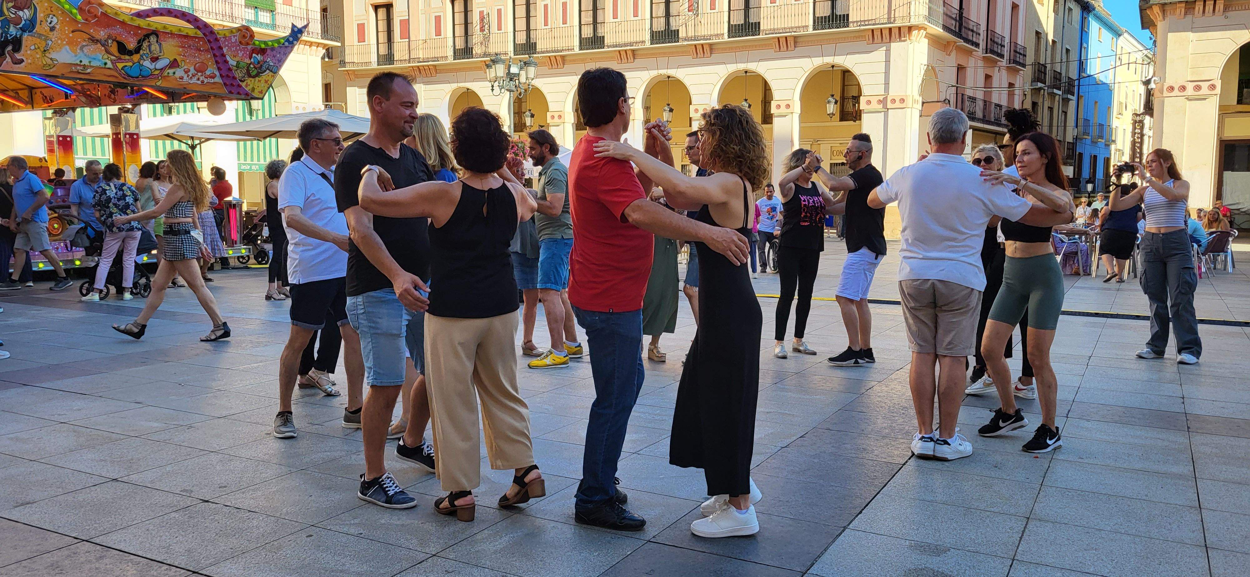 Salsa y bachata en la plaza López Allué de Huesca. Foto Myriam Martínez 