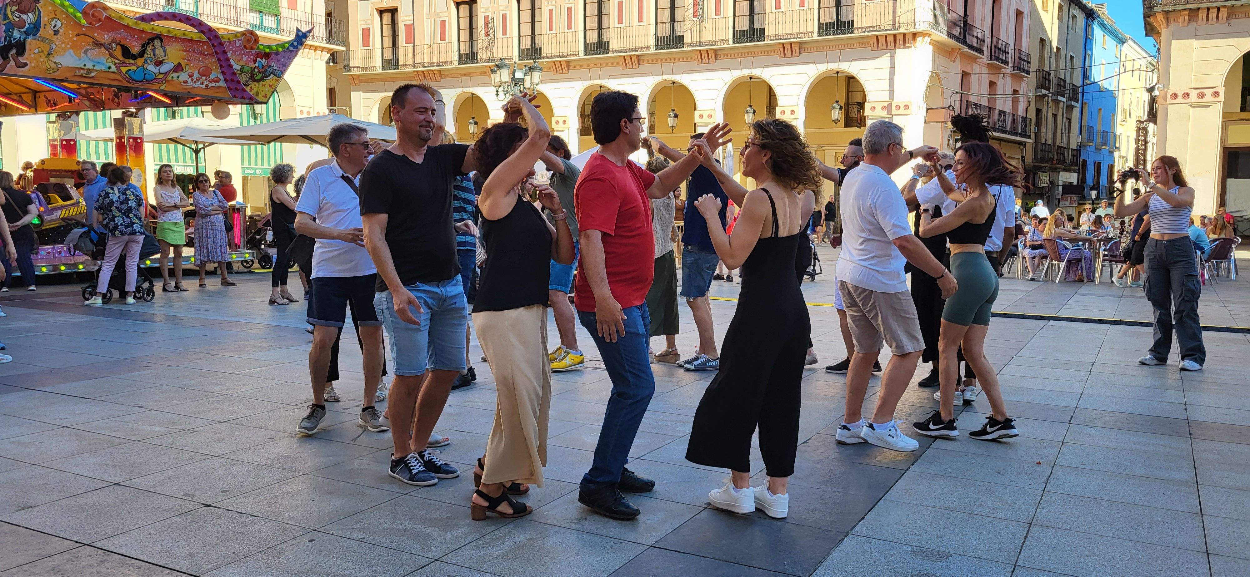 Salsa y bachata en la plaza López Allué de Huesca. Foto Myriam Martínez 