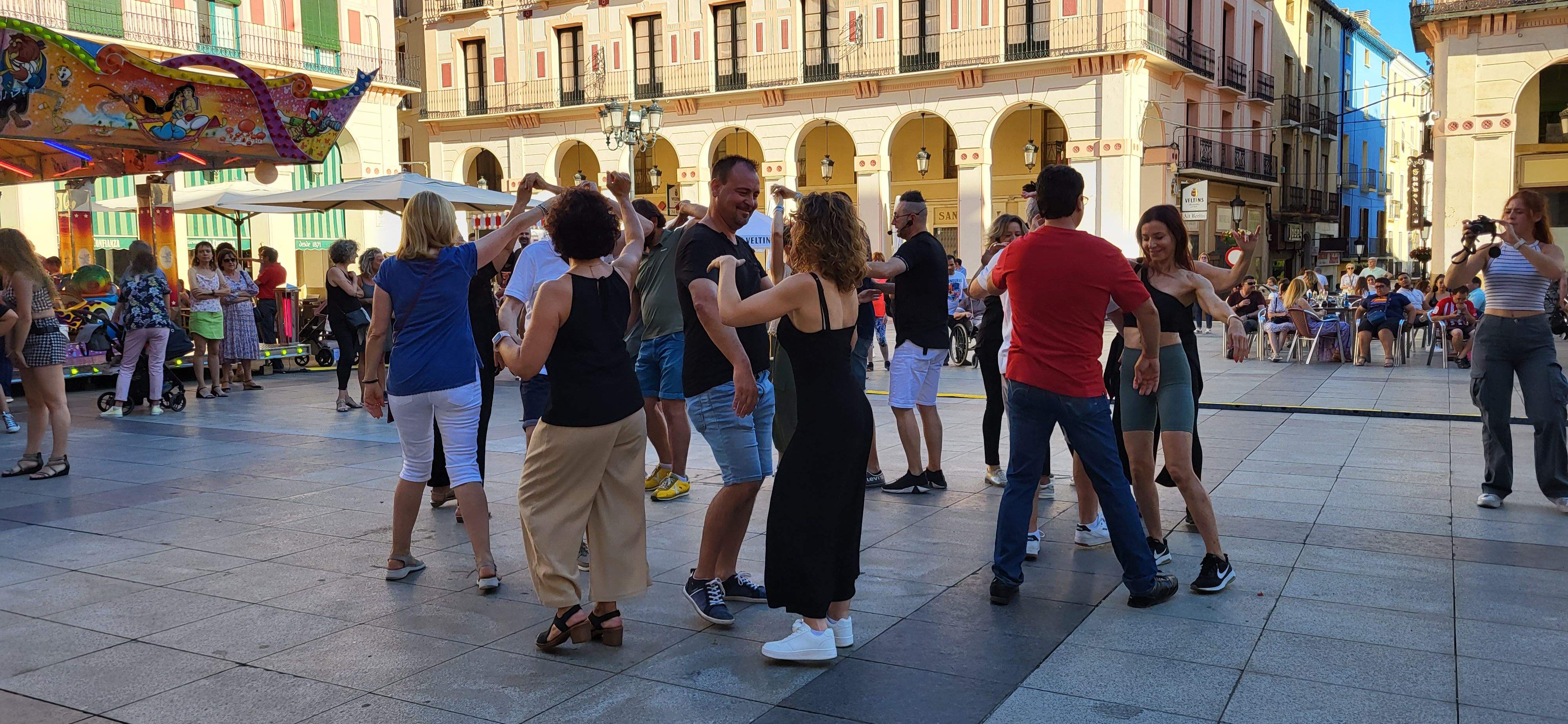Salsa y bachata en la plaza López Allué de Huesca. Foto Myriam Martínez 