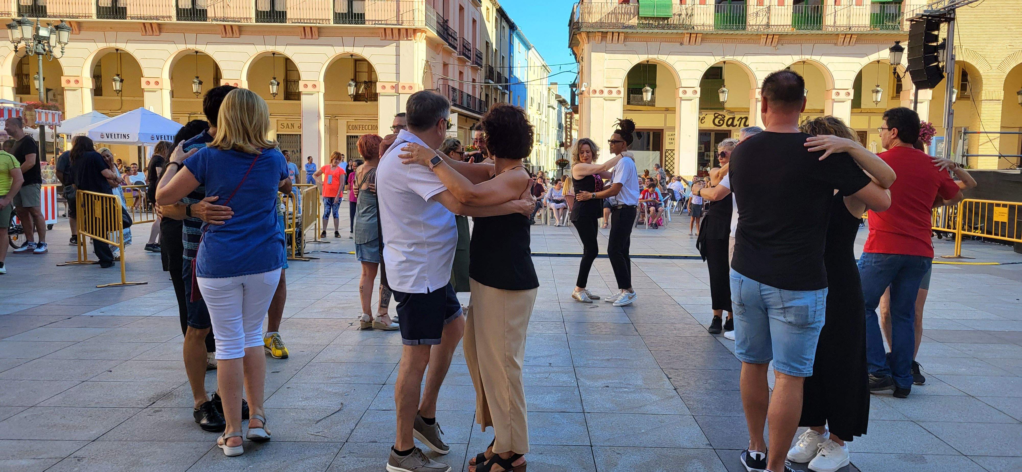 Salsa y bachata en la plaza López Allué de Huesca. Foto Myriam Martínez 