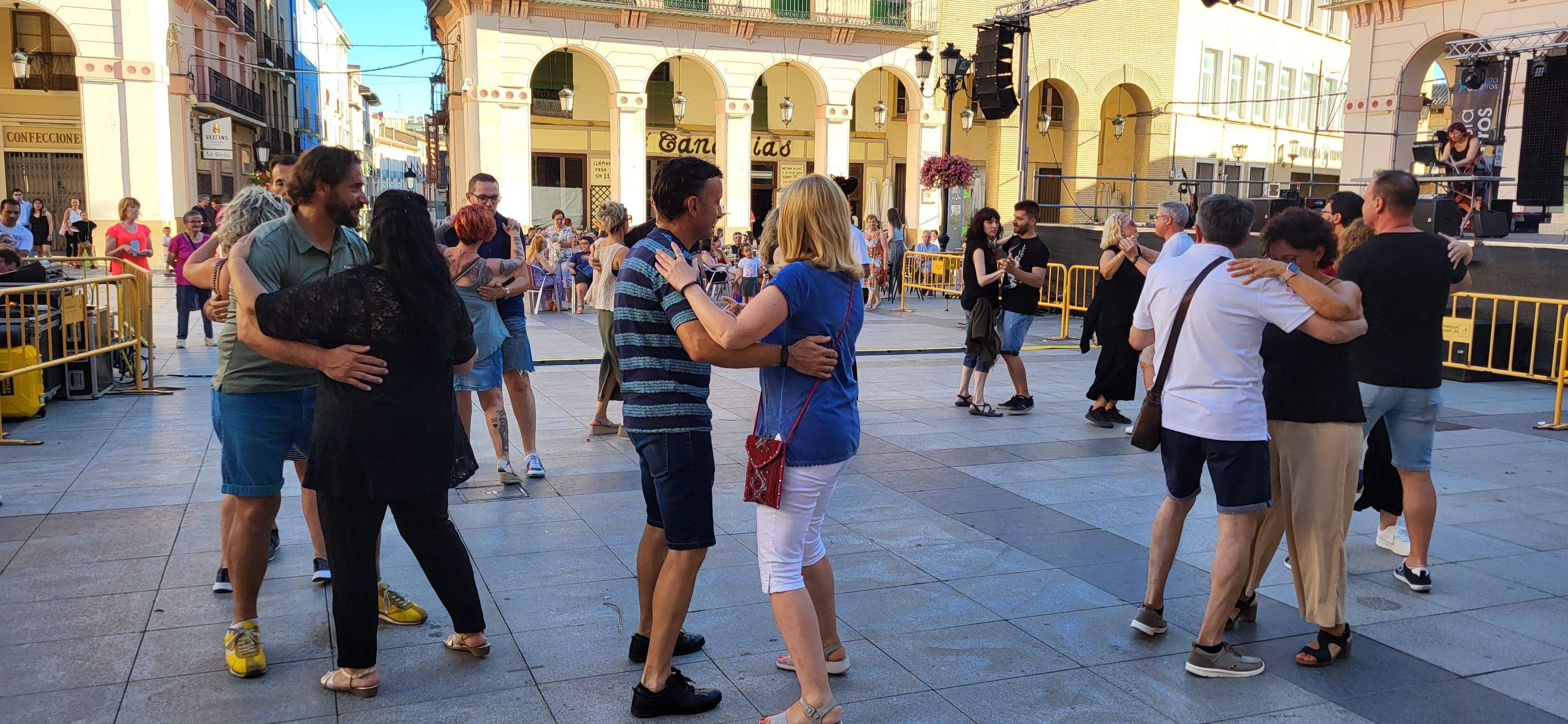 Salsa y bachata en la plaza López Allué de Huesca. Foto Myriam Martínez 