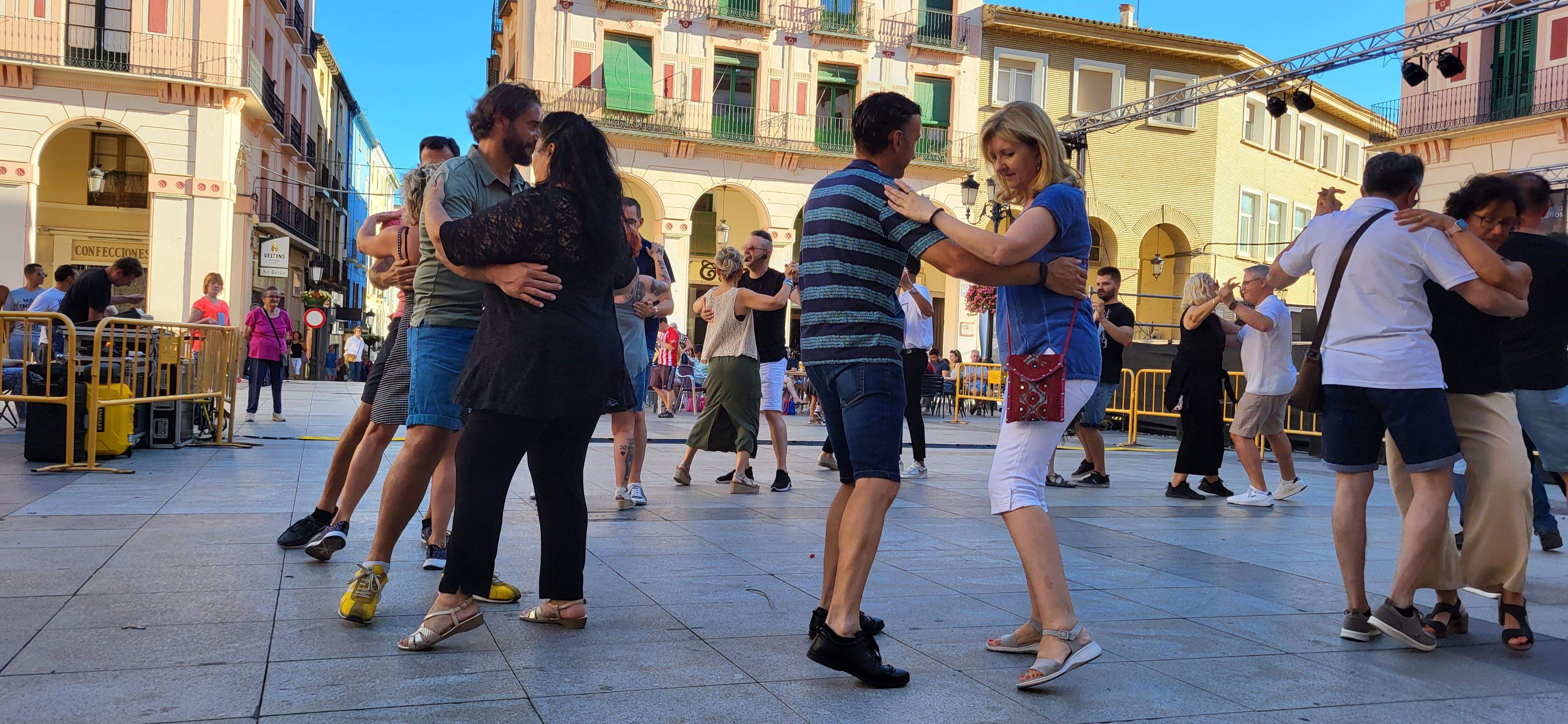 Salsa y bachata en la plaza López Allué de Huesca. Foto Myriam Martínez 