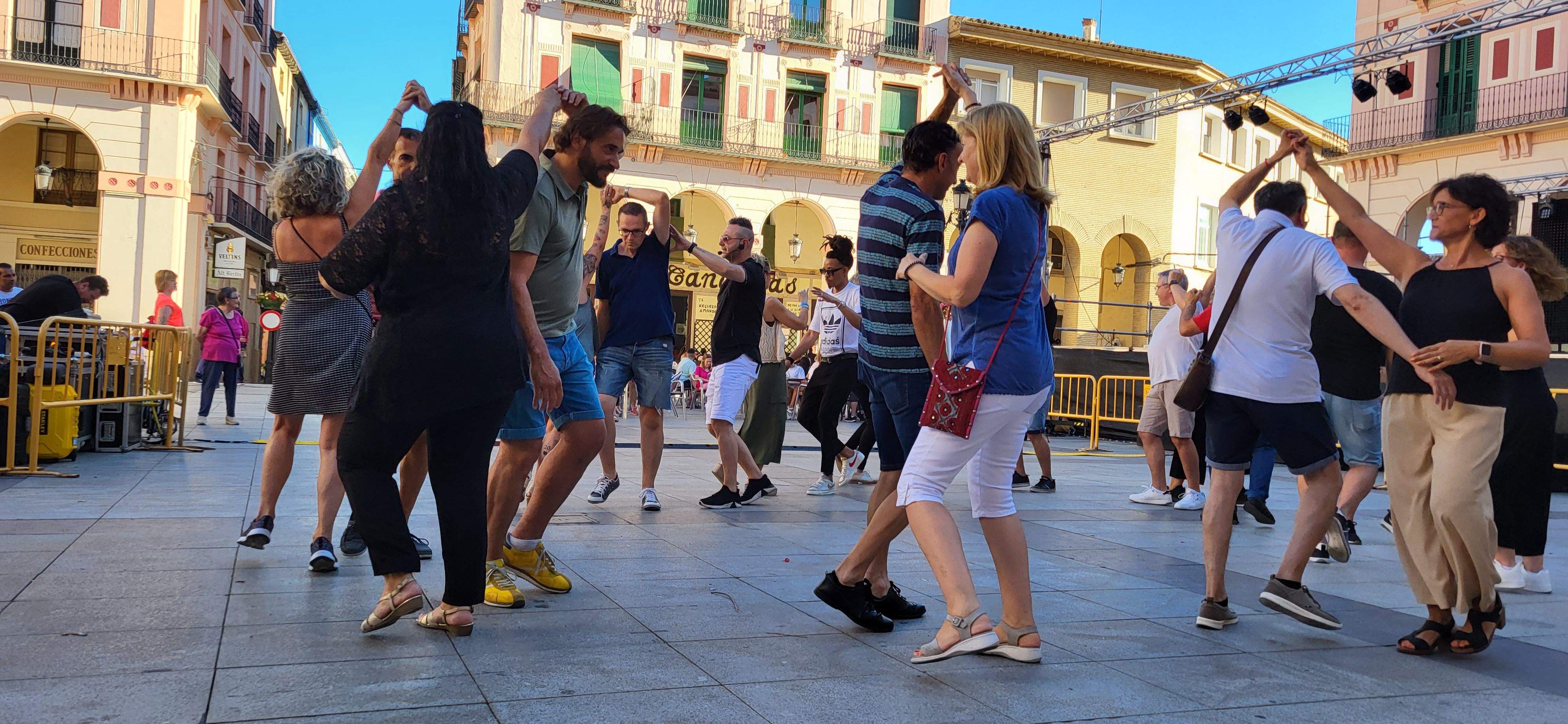 Salsa y bachata en la plaza López Allué de Huesca. Foto Myriam Martínez 