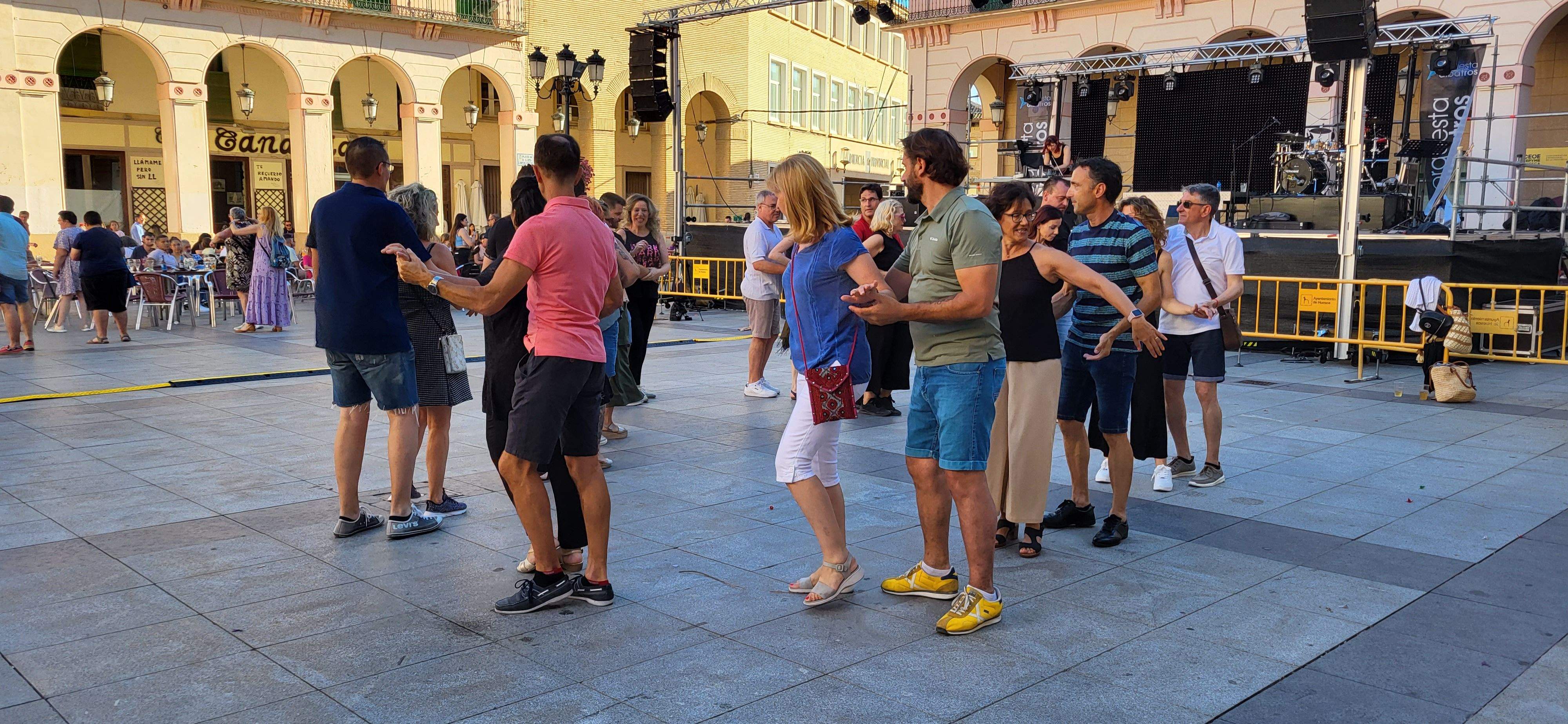 Salsa y bachata en la plaza López Allué de Huesca. Foto Myriam Martínez 