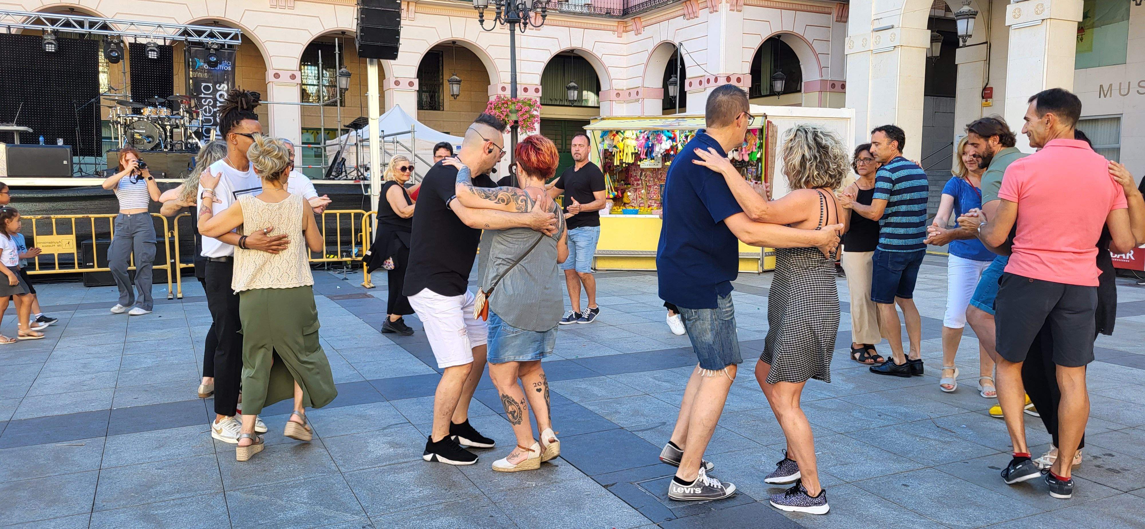 Salsa y bachata en la plaza López Allué de Huesca. Foto Myriam Martínez 