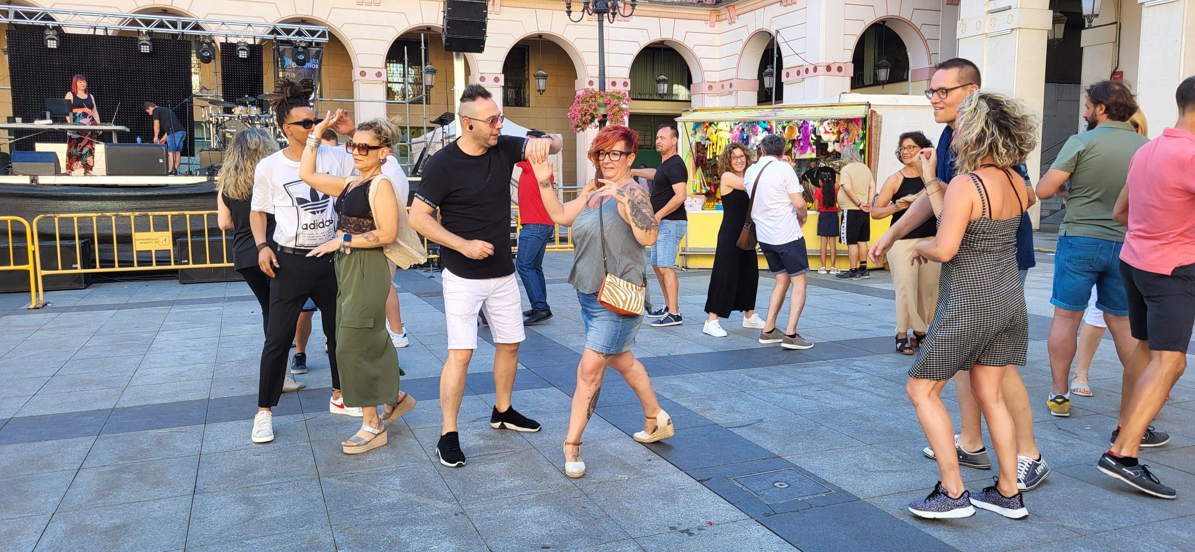 Salsa y bachata en la plaza López Allué de Huesca. Foto Myriam Martínez