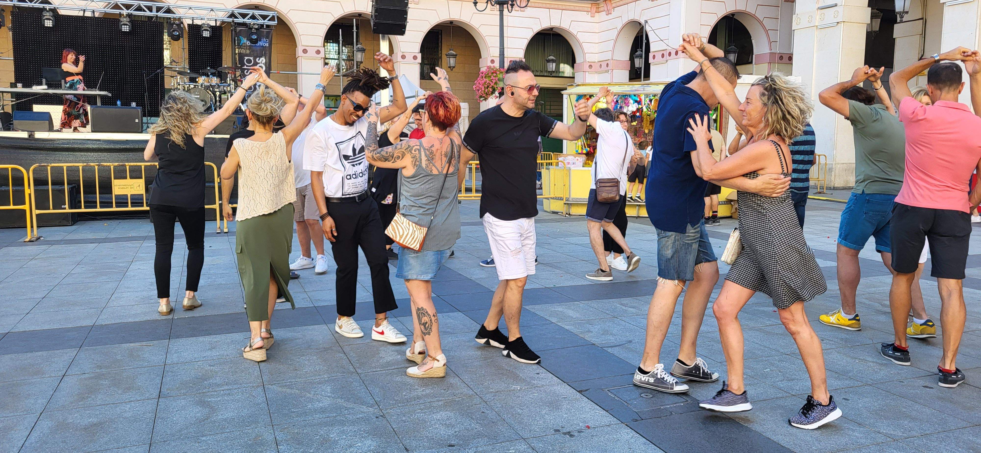 Salsa y bachata en la plaza López Allué de Huesca. Foto Myriam Martínez 