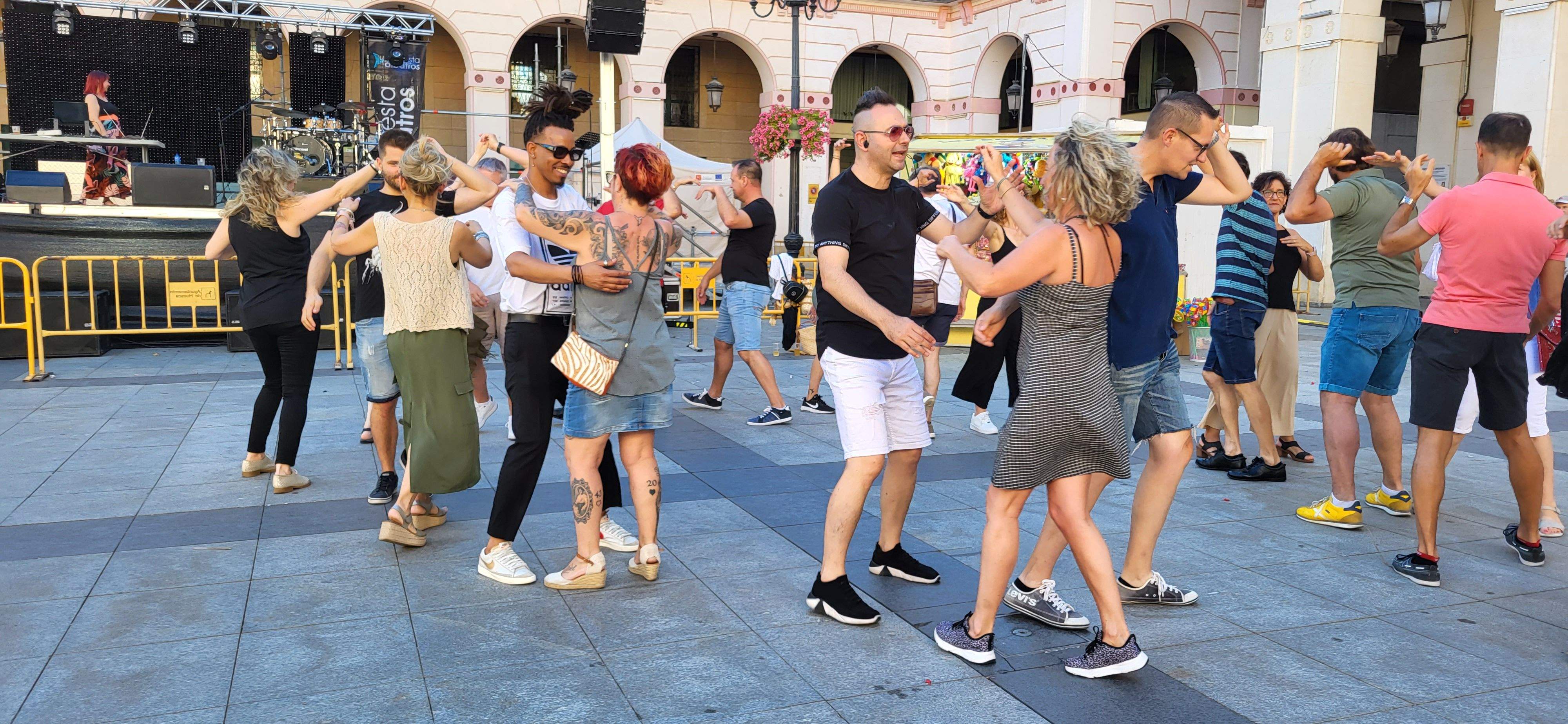 Salsa y bachata en la plaza López Allué de Huesca. Foto Myriam Martínez 