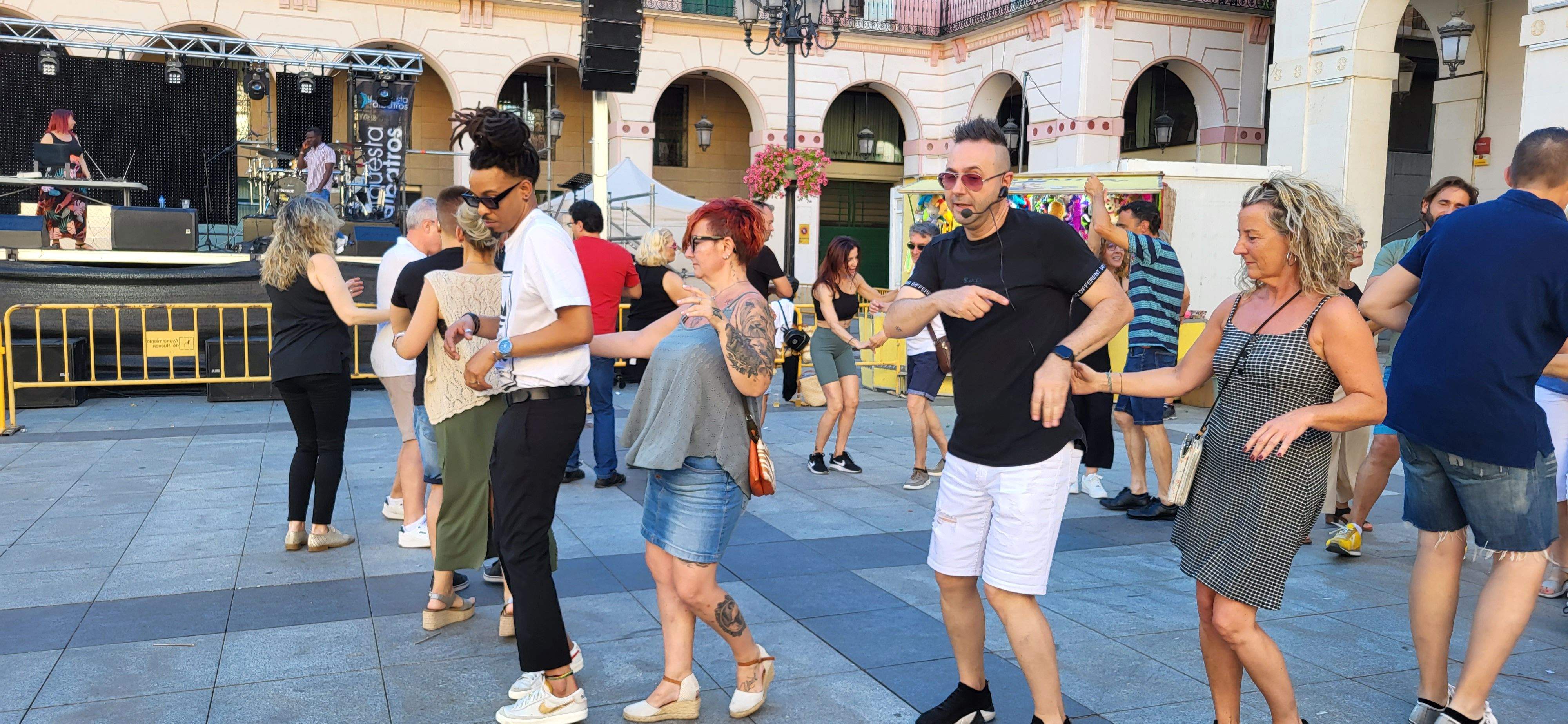 Salsa y bachata en la plaza López Allué de Huesca. Foto Myriam Martínez 