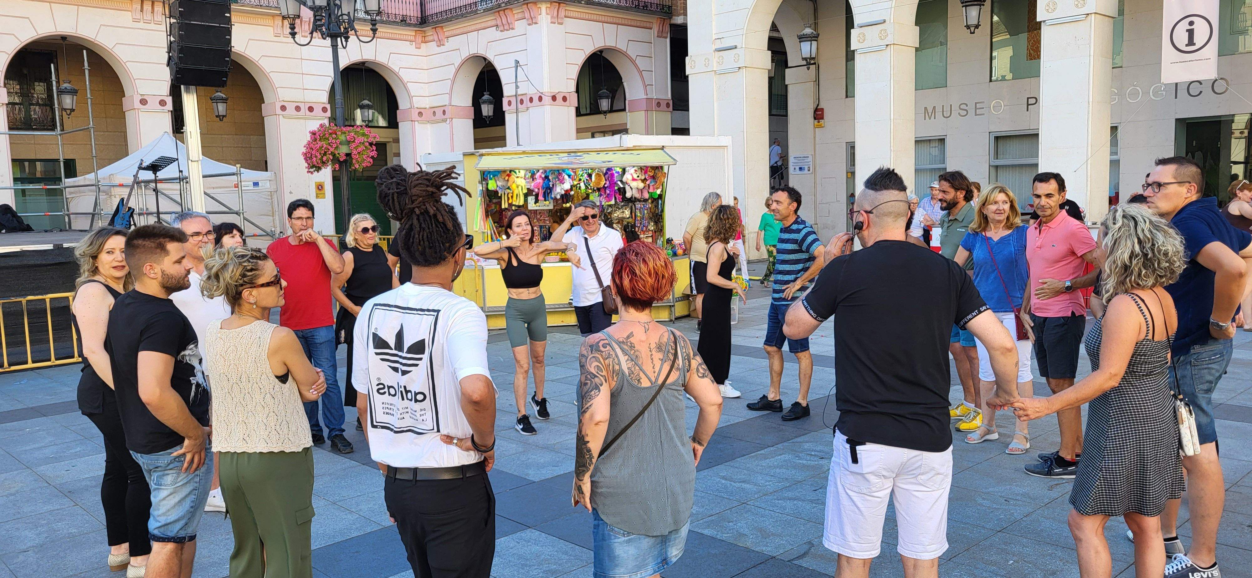 Salsa y bachata en la plaza López Allué de Huesca. Foto Myriam Martínez 