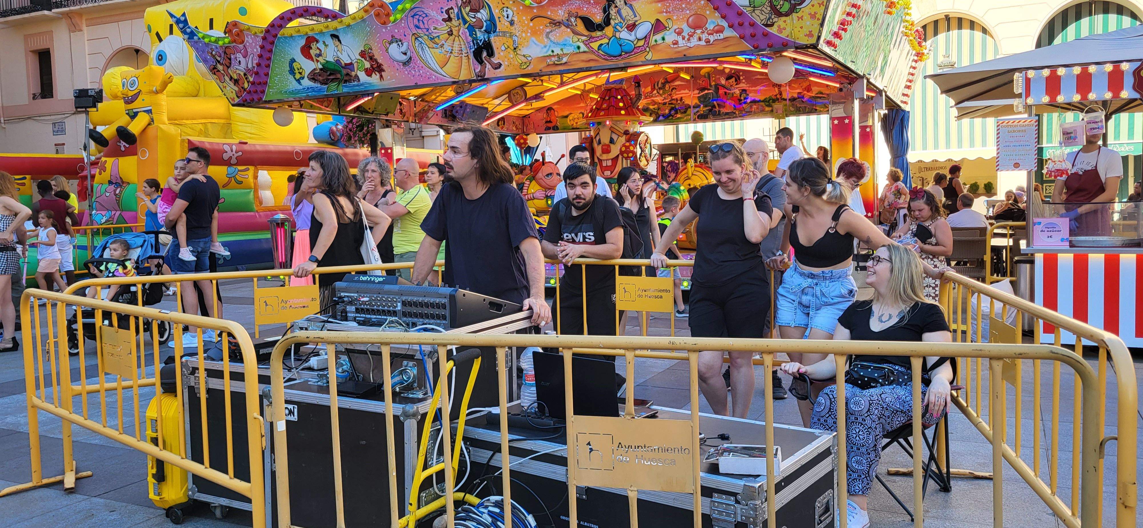 Salsa y bachata en la plaza López Allué de Huesca. Foto Myriam Martínez 