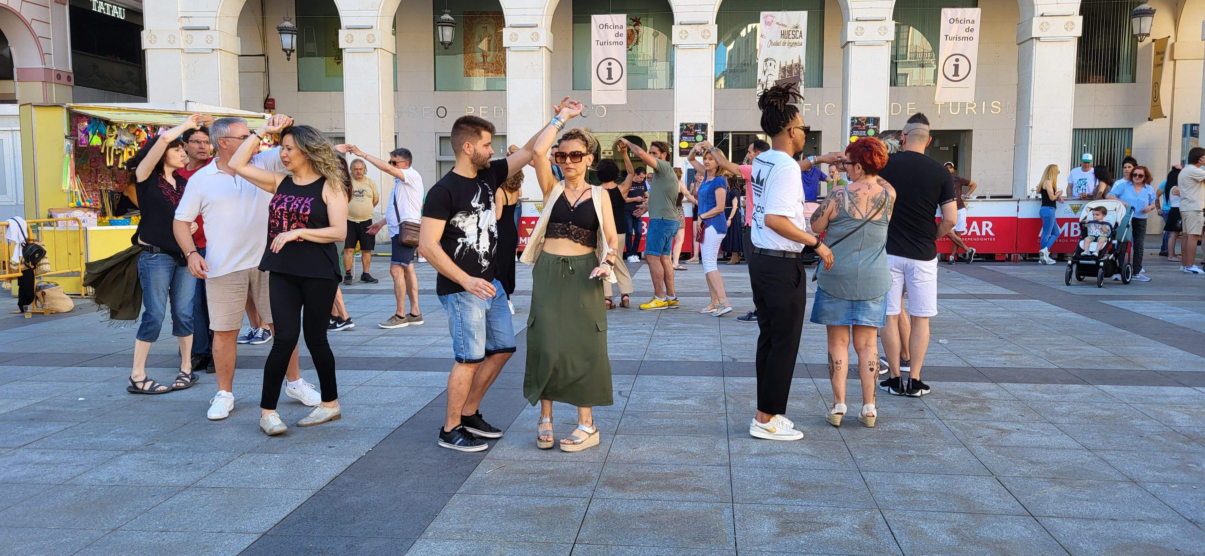 Salsa y bachata en la plaza López Allué de Huesca. Foto Myriam Martínez 