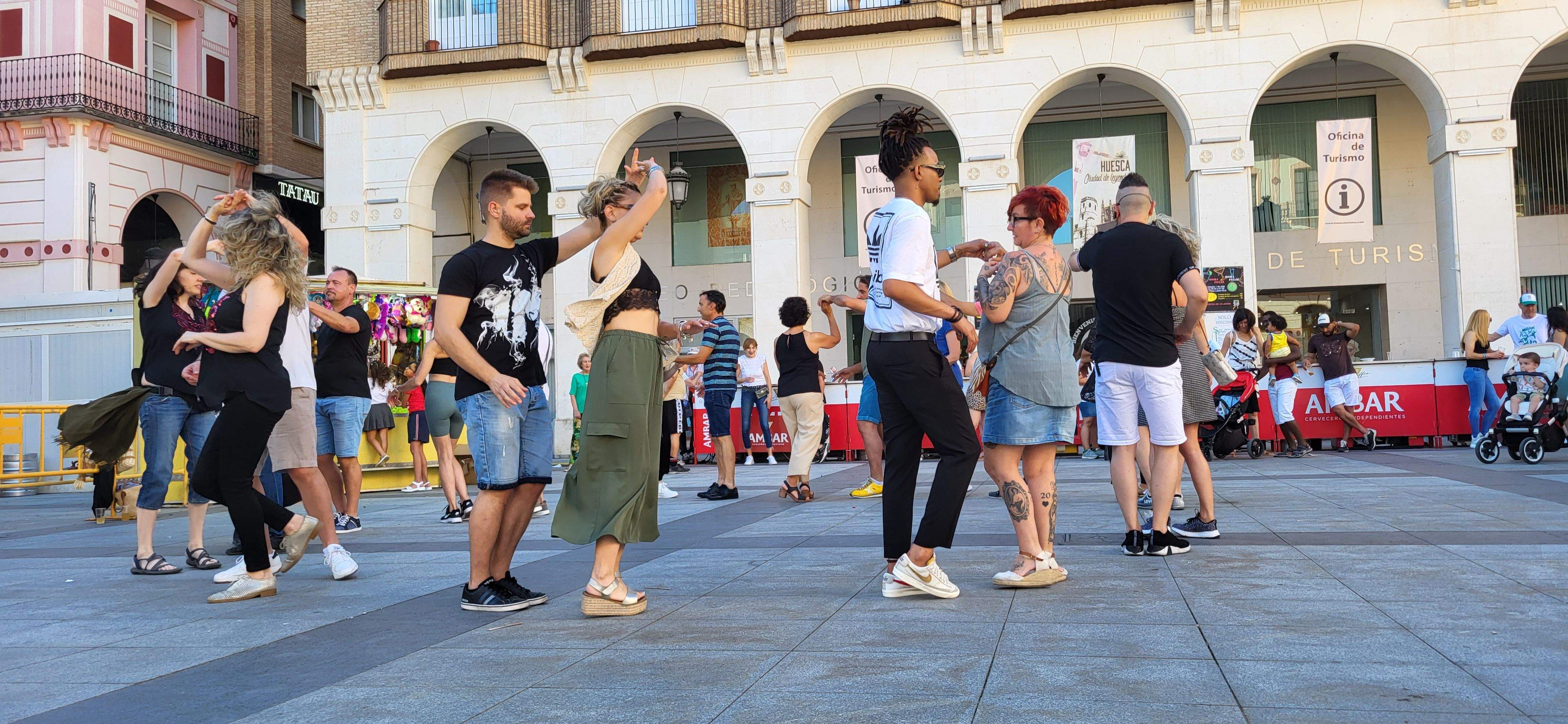 Salsa y bachata en la plaza López Allué de Huesca. Foto Myriam Martínez 