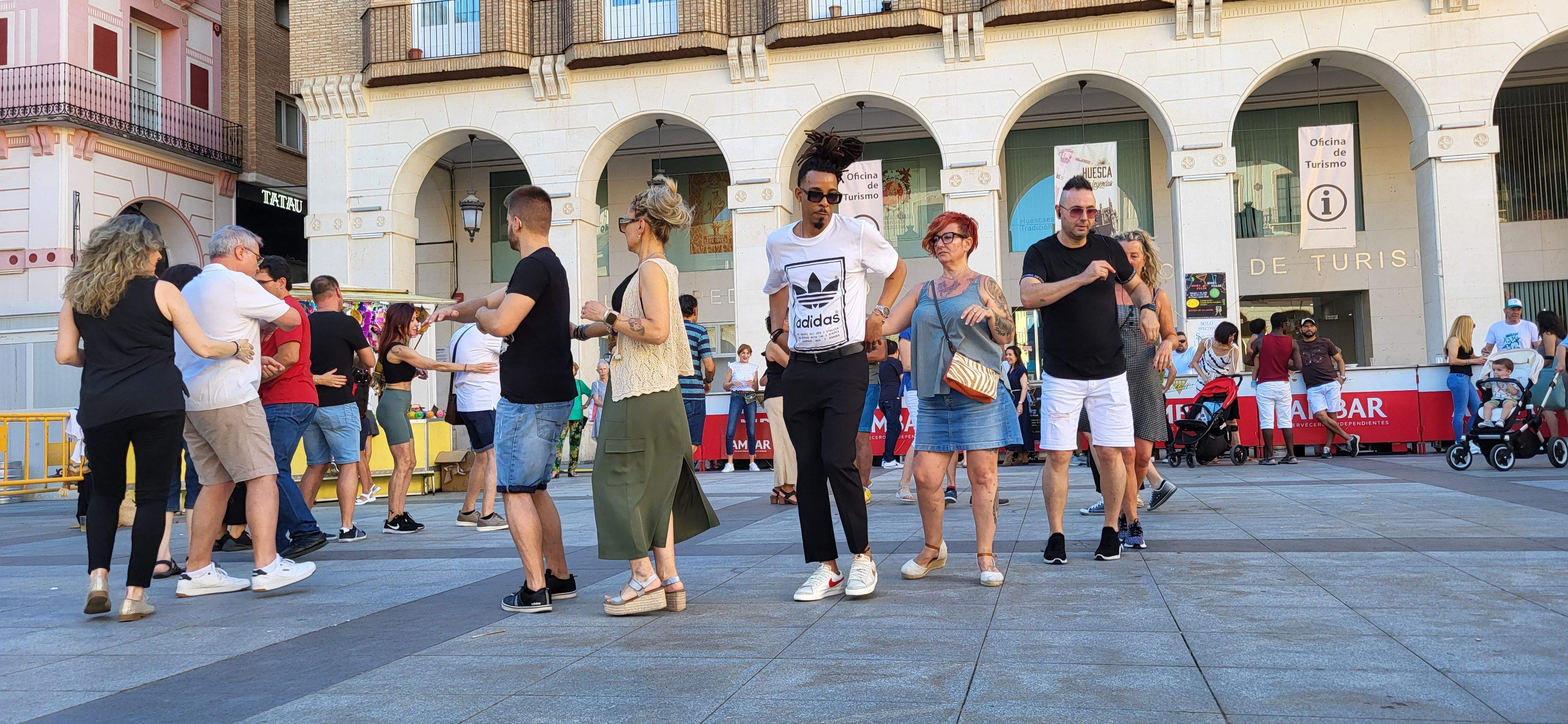 Salsa y bachata en la plaza López Allué de Huesca. Foto Myriam Martínez 