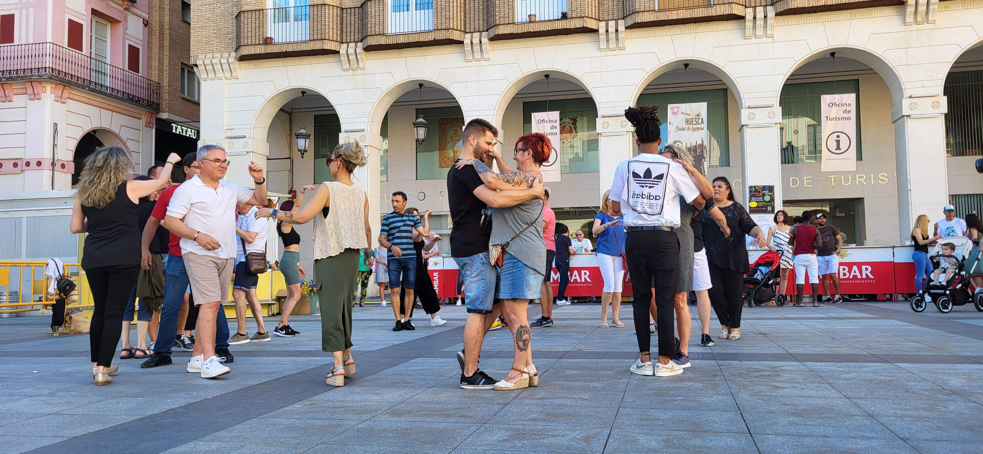 Salsa y bachata en la plaza López Allué de Huesca. Foto Myriam Martínez 