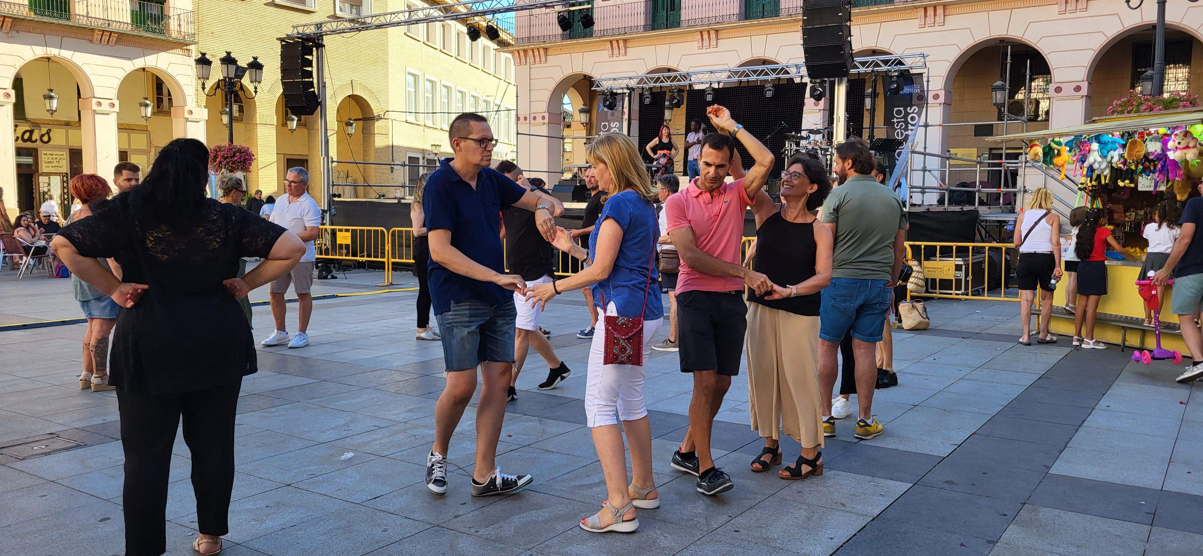 Salsa y bachata en la plaza López Allué de Huesca. Foto Myriam Martínez 