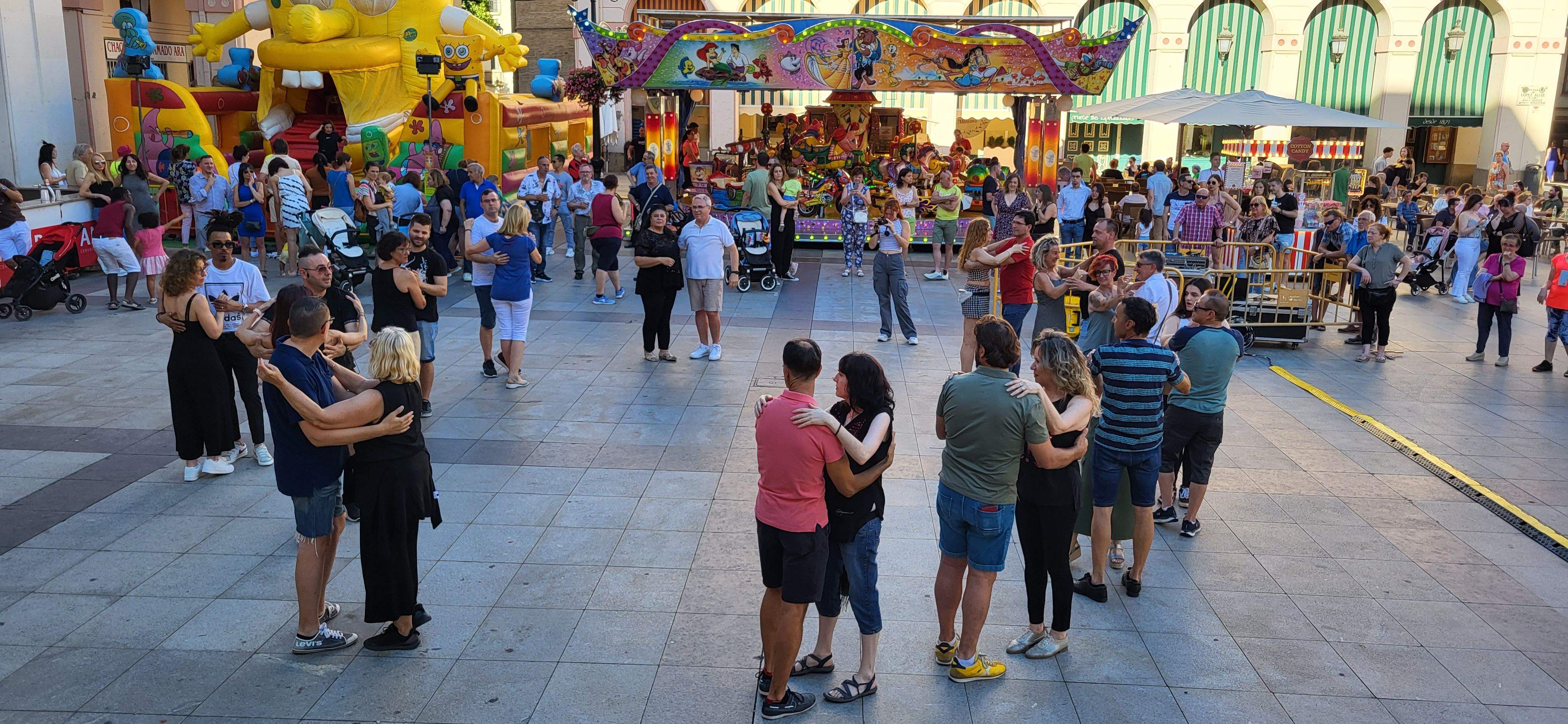 Salsa y bachata en la plaza López Allué de Huesca. Foto Myriam Martínez 