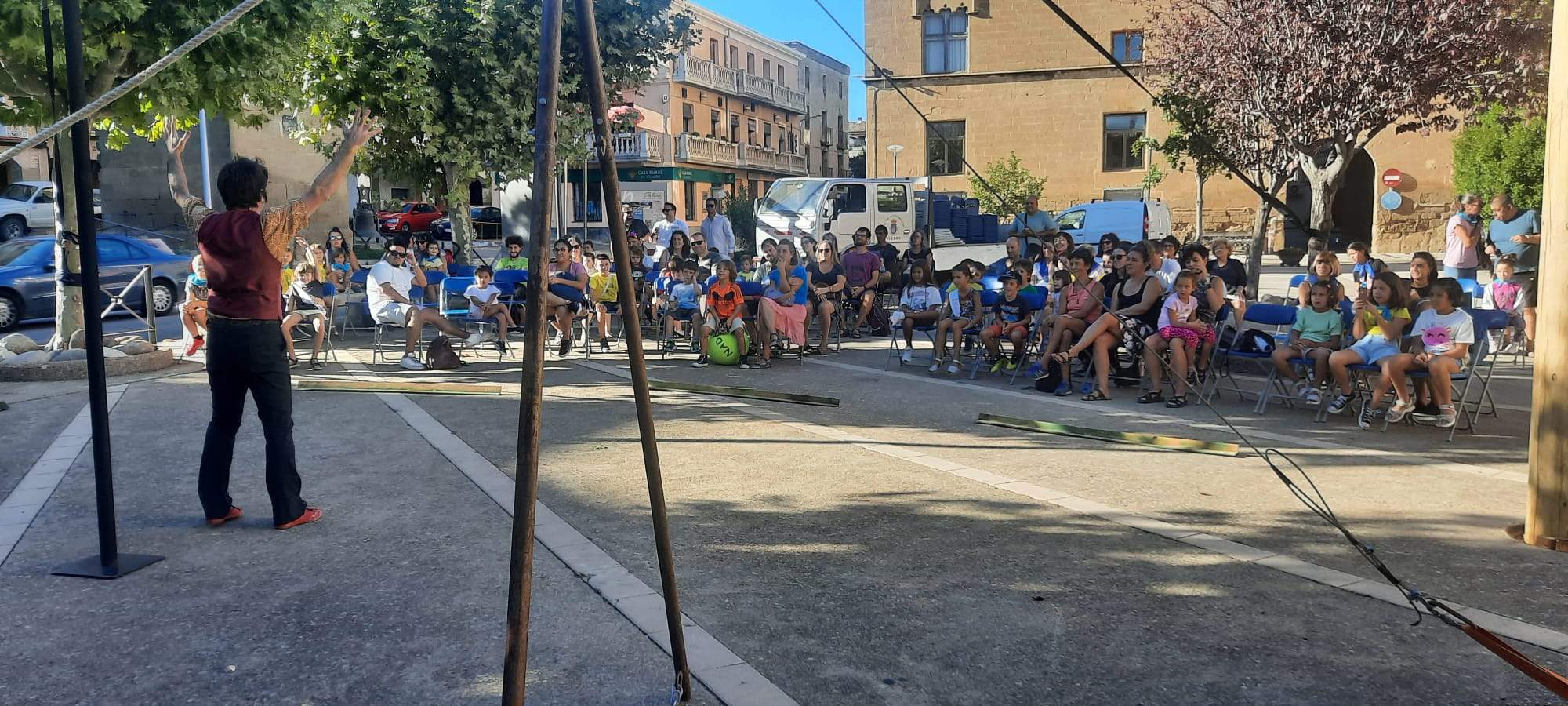 Monopajaroverde con el espectáculo Circo Jotero. Foto Ayuntamiento de Ayerbe 