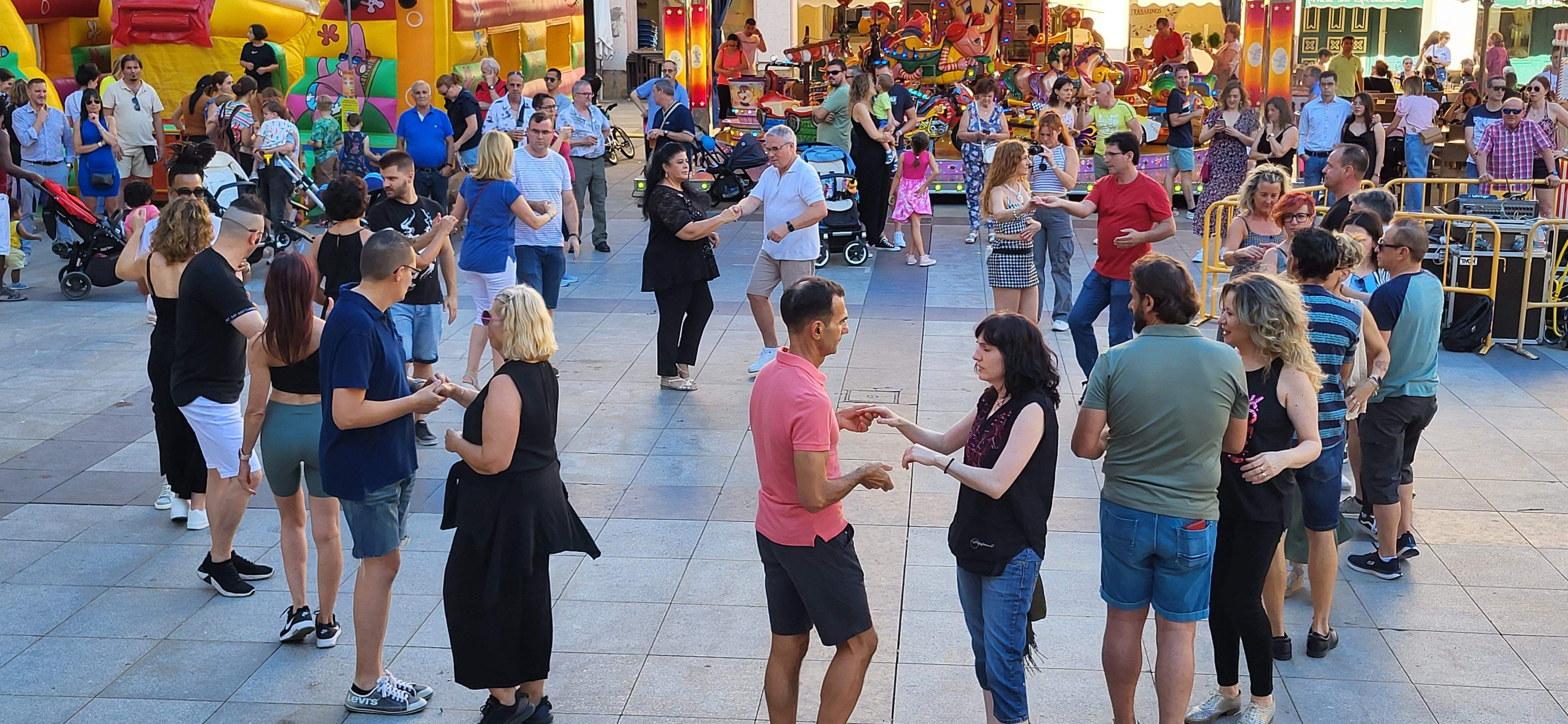 Salsa y bachata en la plaza López Allué de Huesca. Foto Myriam Martínez 