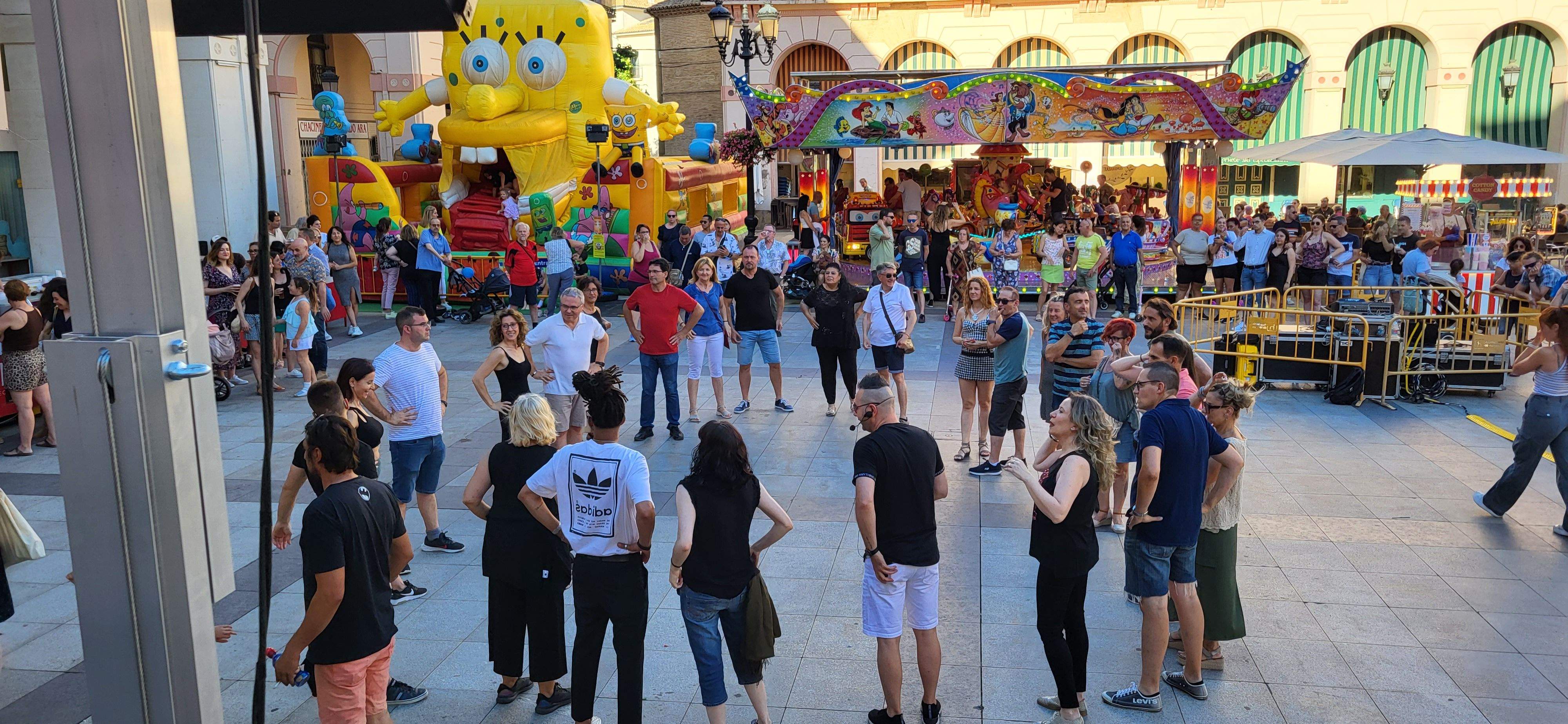 Salsa y bachata en la plaza López Allué de Huesca. Foto Myriam Martínez 