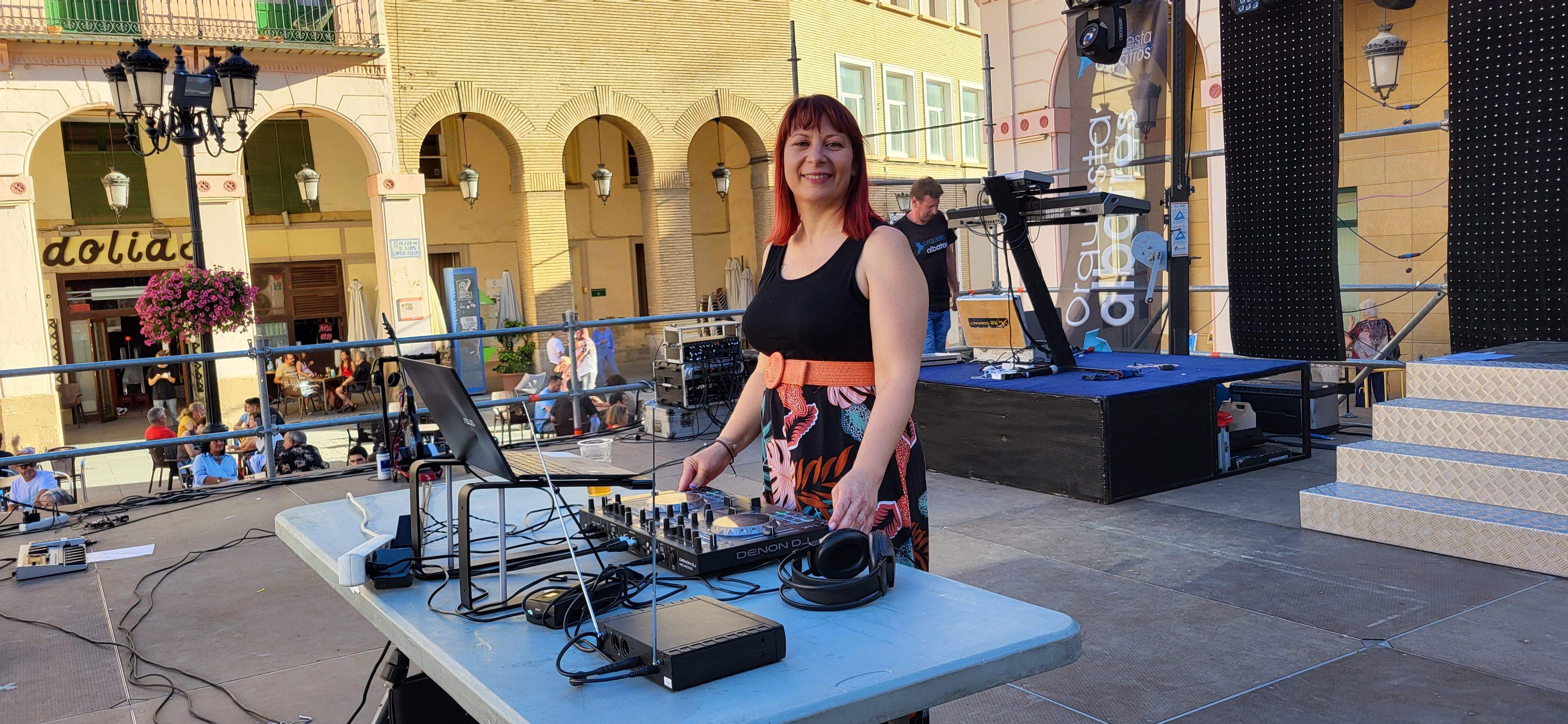 Salsa y bachata en la plaza López Allué de Huesca. Foto Myriam Martínez 