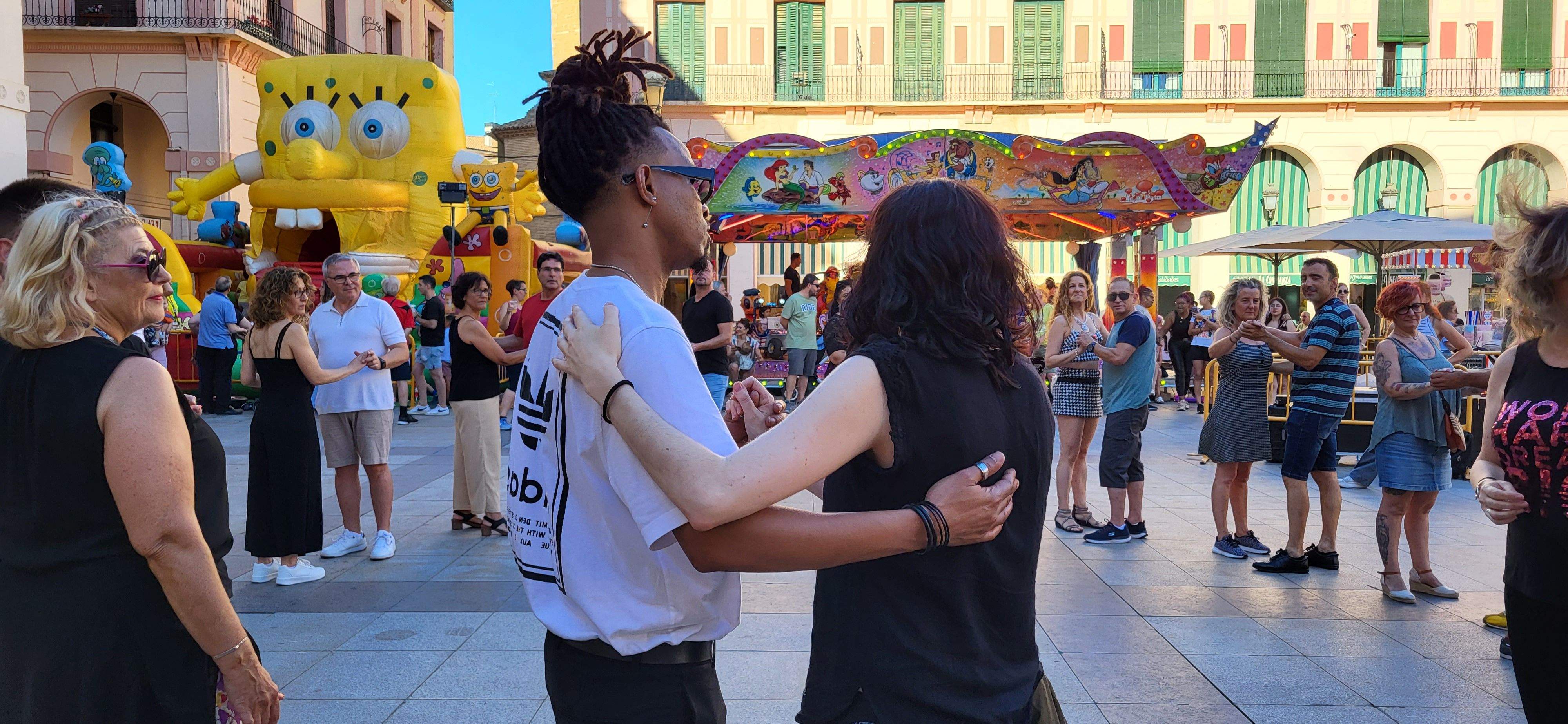 Salsa y bachata en la plaza López Allué de Huesca. Foto Myriam Martínez 