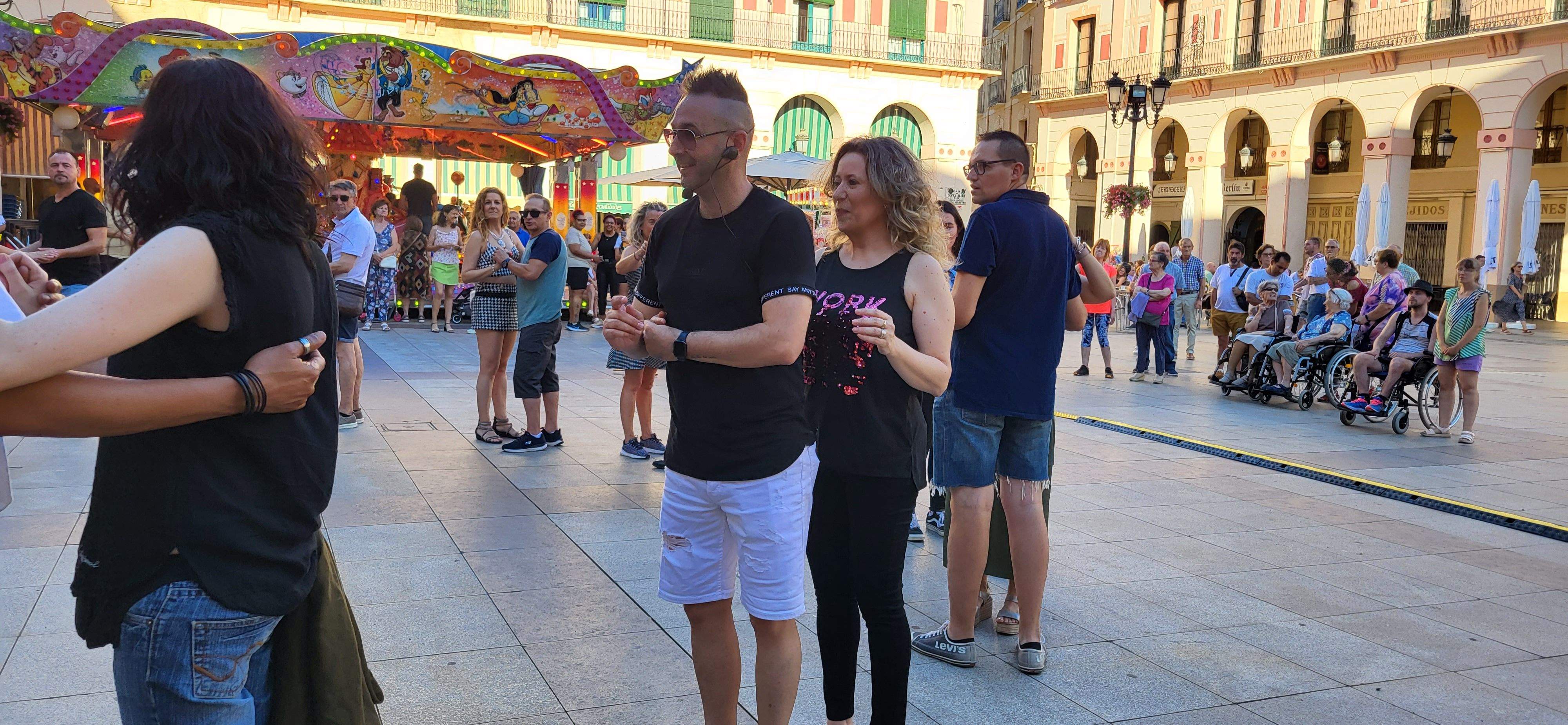 Salsa y bachata en la plaza López Allué de Huesca. Foto Myriam Martínez 