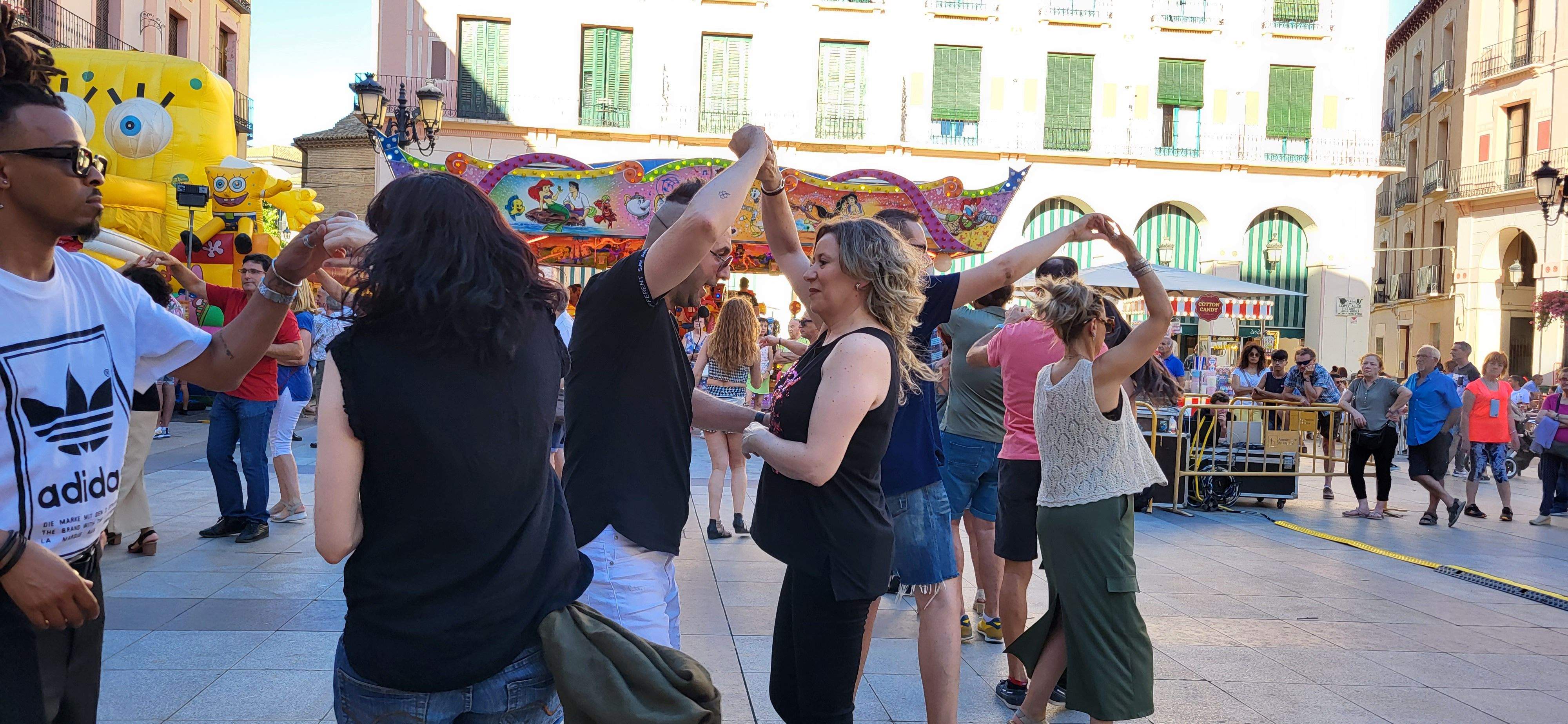 Salsa y bachata en la plaza López Allué de Huesca. Foto Myriam Martínez 