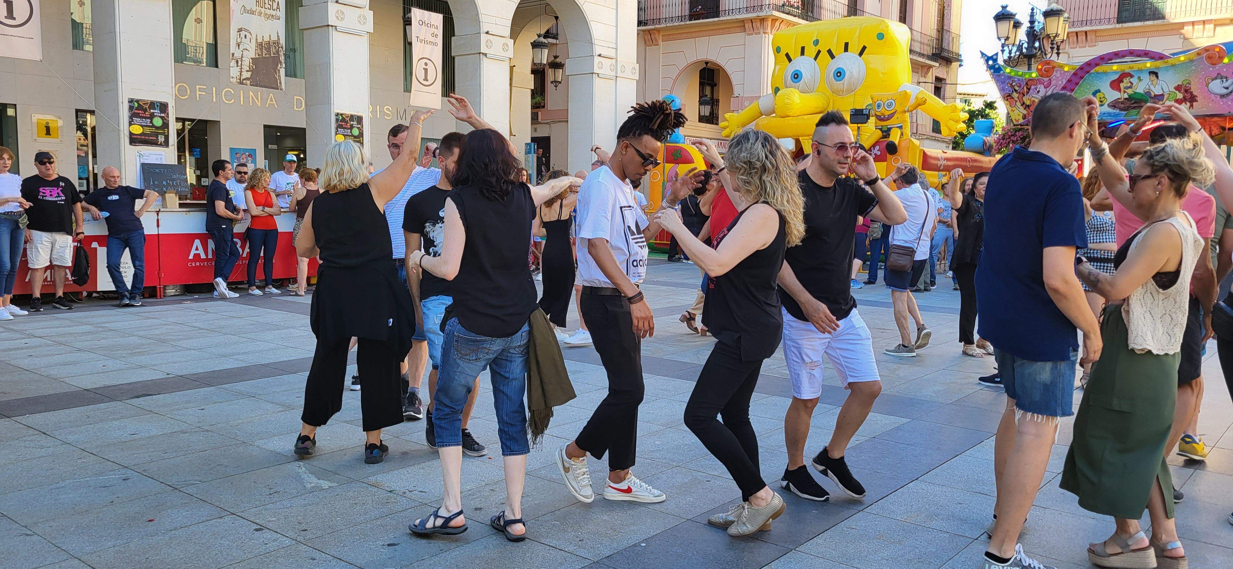 Salsa y bachata en la plaza López Allué de Huesca. Foto Myriam Martínez 