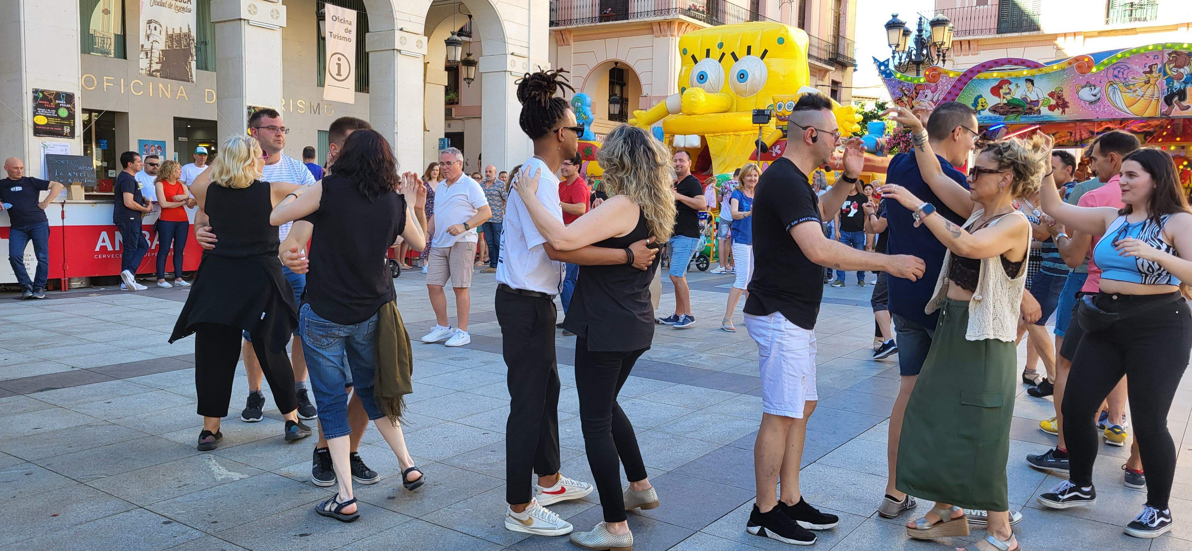 Salsa y bachata en la plaza López Allué de Huesca. Foto Myriam Martínez 