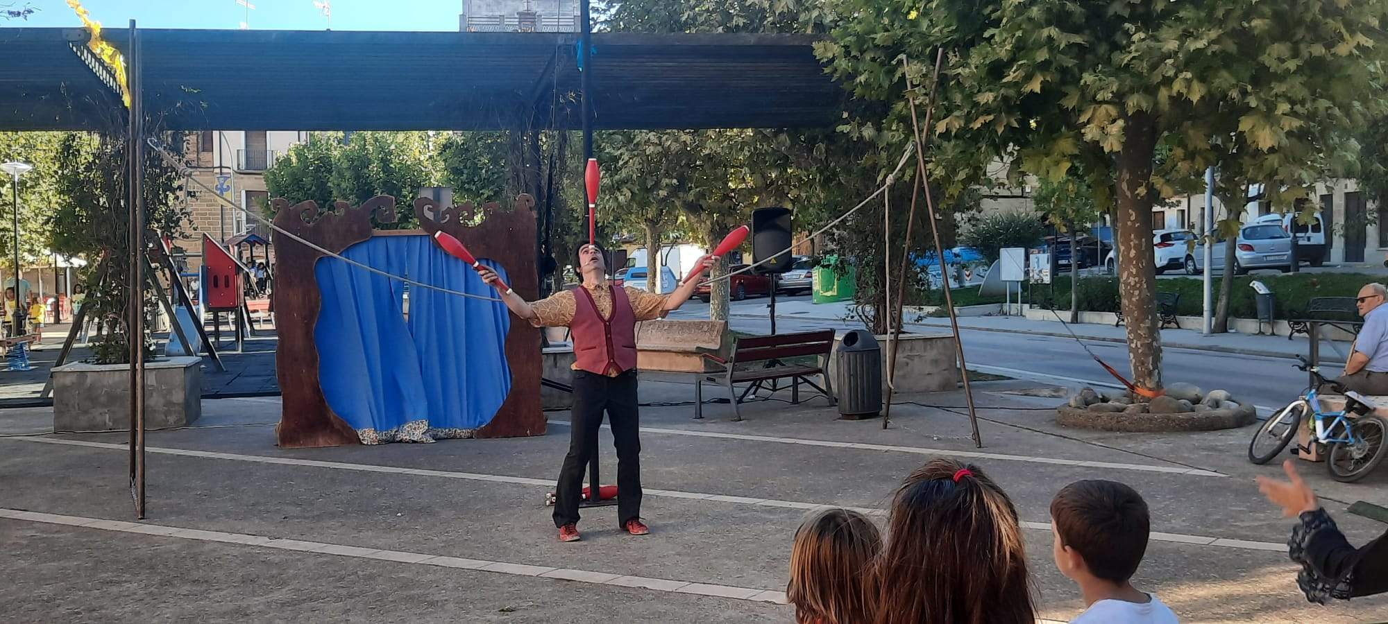Monopajaroverde con el espectáculo Circo Jotero. Foto Ayuntamiento de Ayerbe 