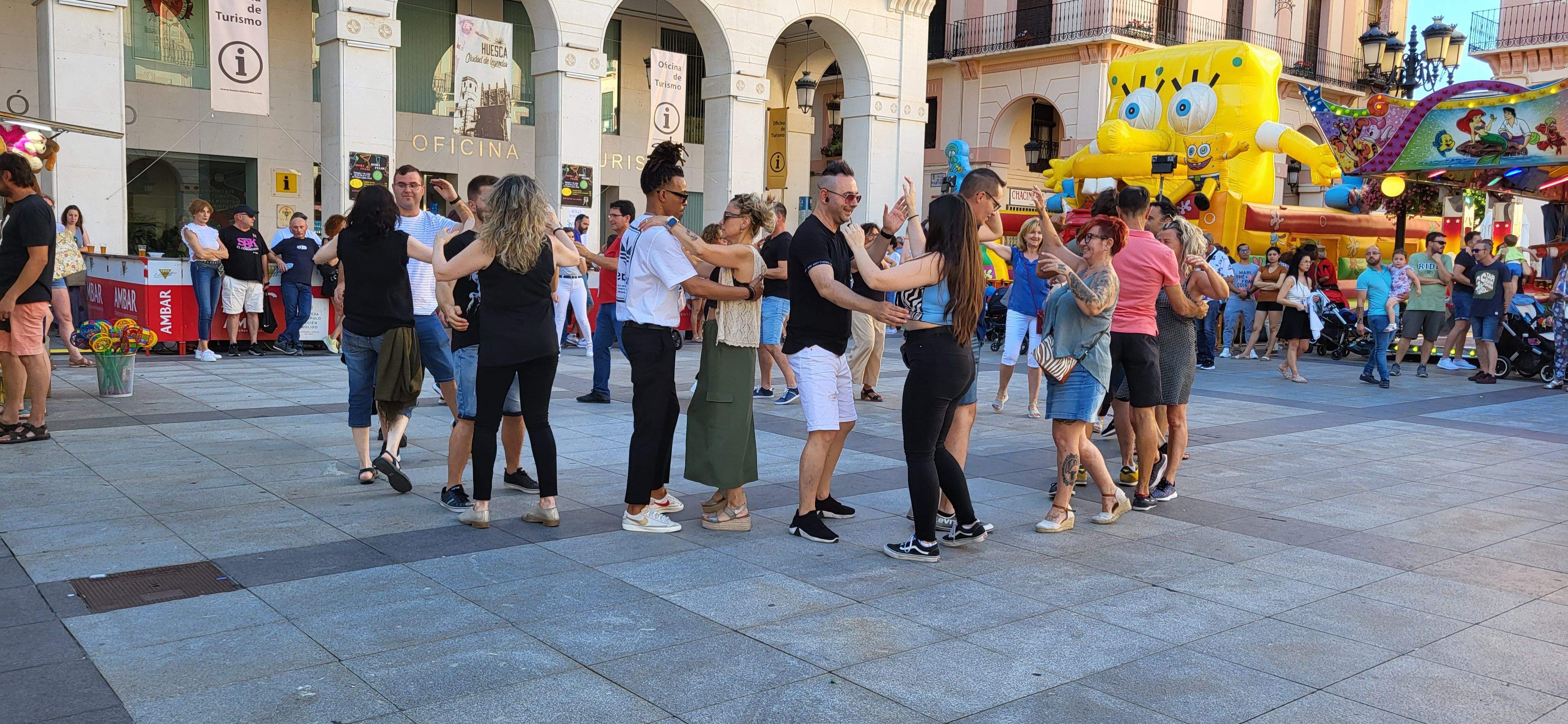 Salsa y bachata en la plaza López Allué de Huesca. Foto Myriam Martínez 