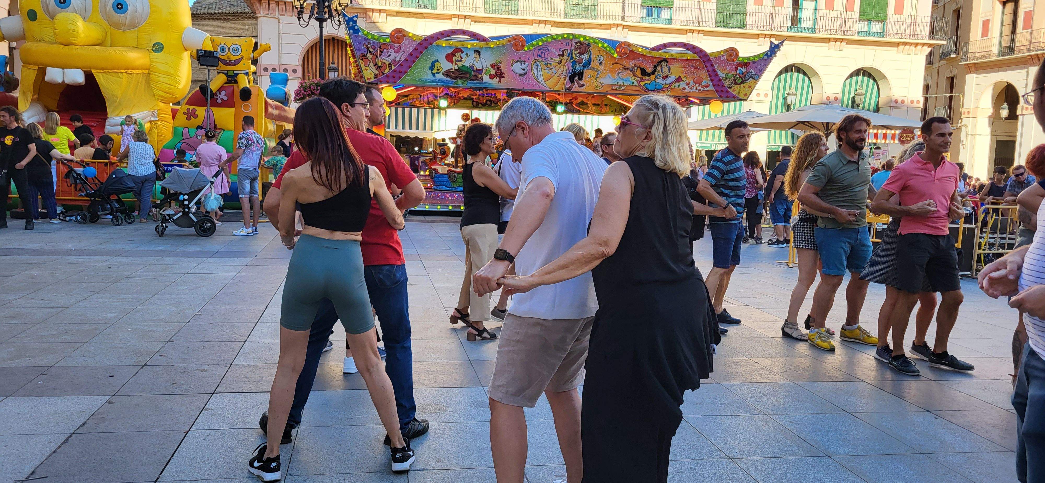 Salsa y bachata en la plaza López Allué de Huesca. Foto Myriam Martínez 