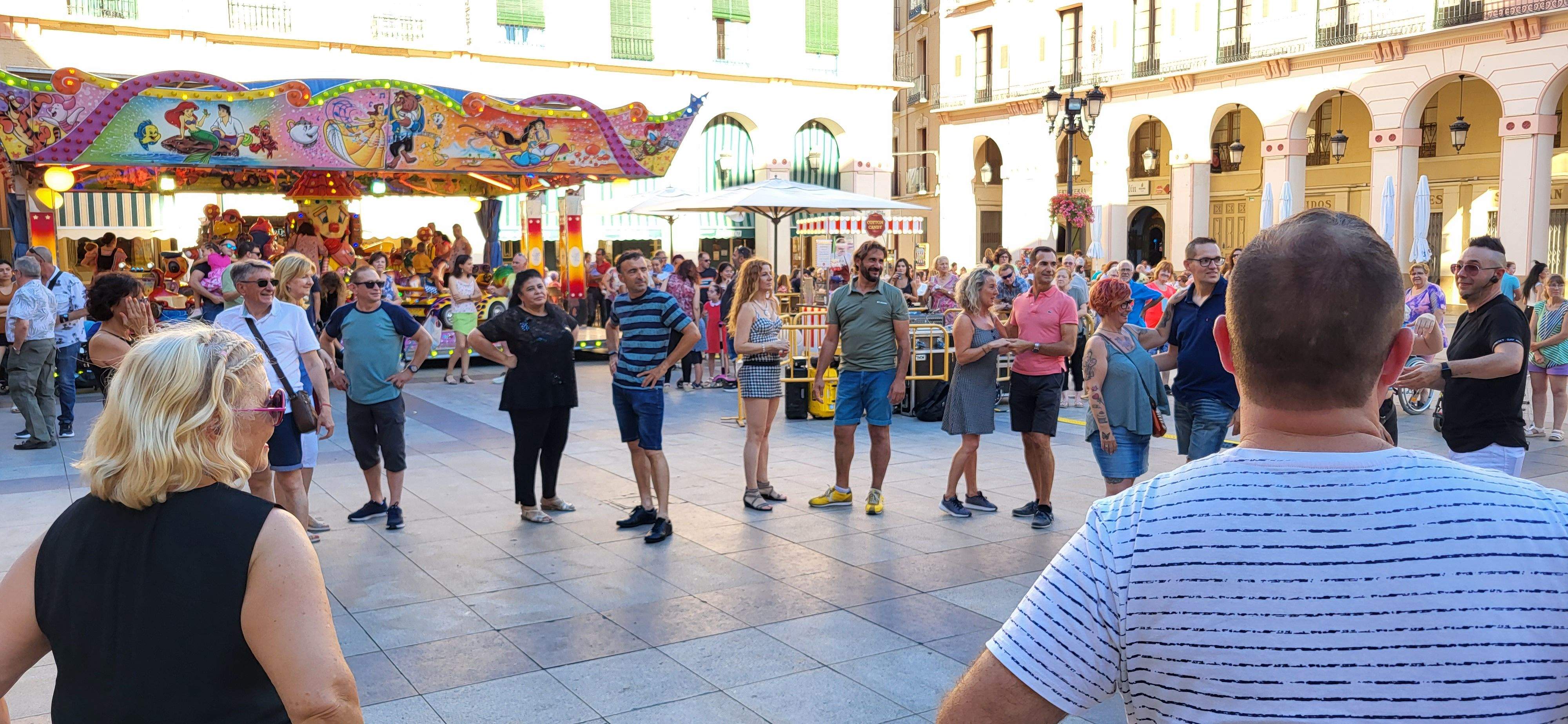 Salsa y bachata en la plaza López Allué de Huesca. Foto Myriam Martínez 