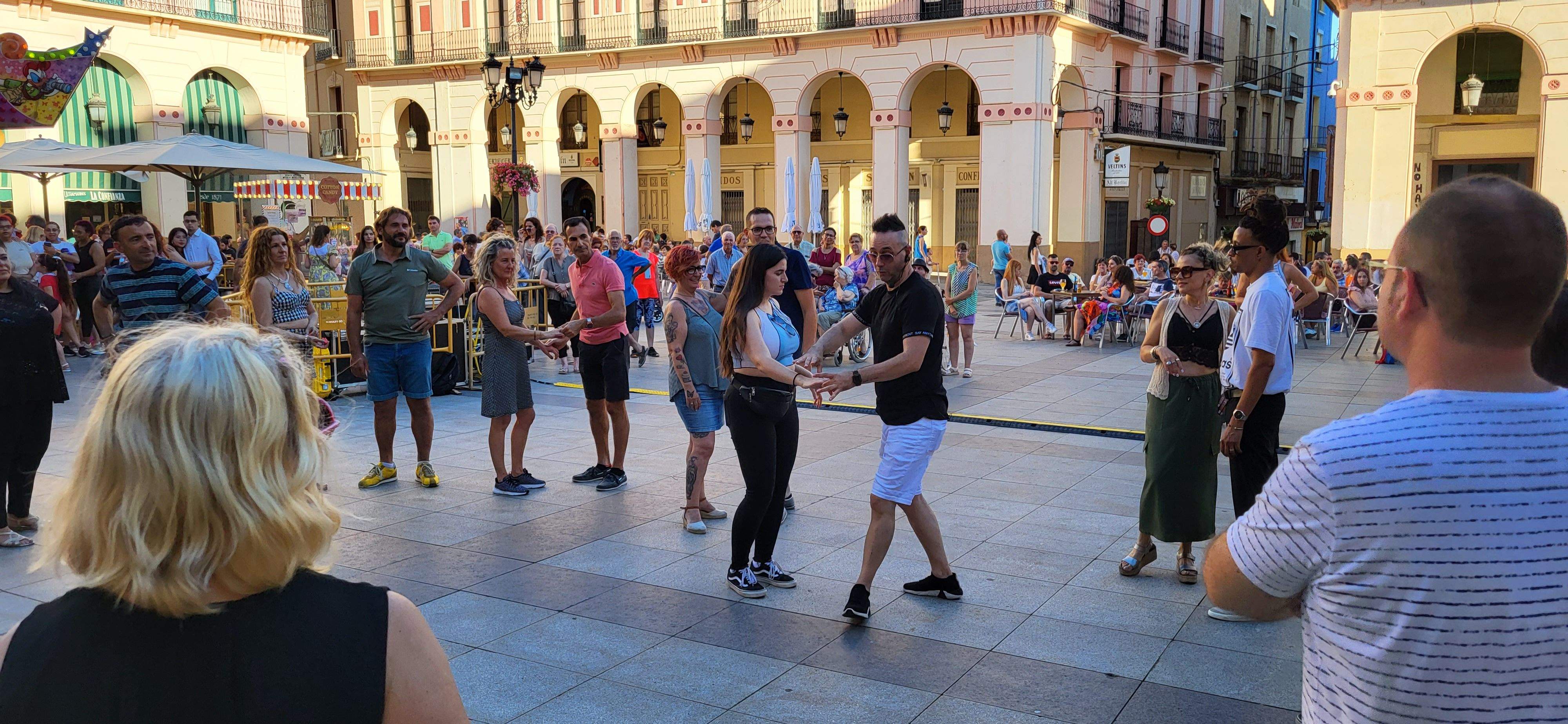 Salsa y bachata en la plaza López Allué de Huesca. Foto Myriam Martínez 