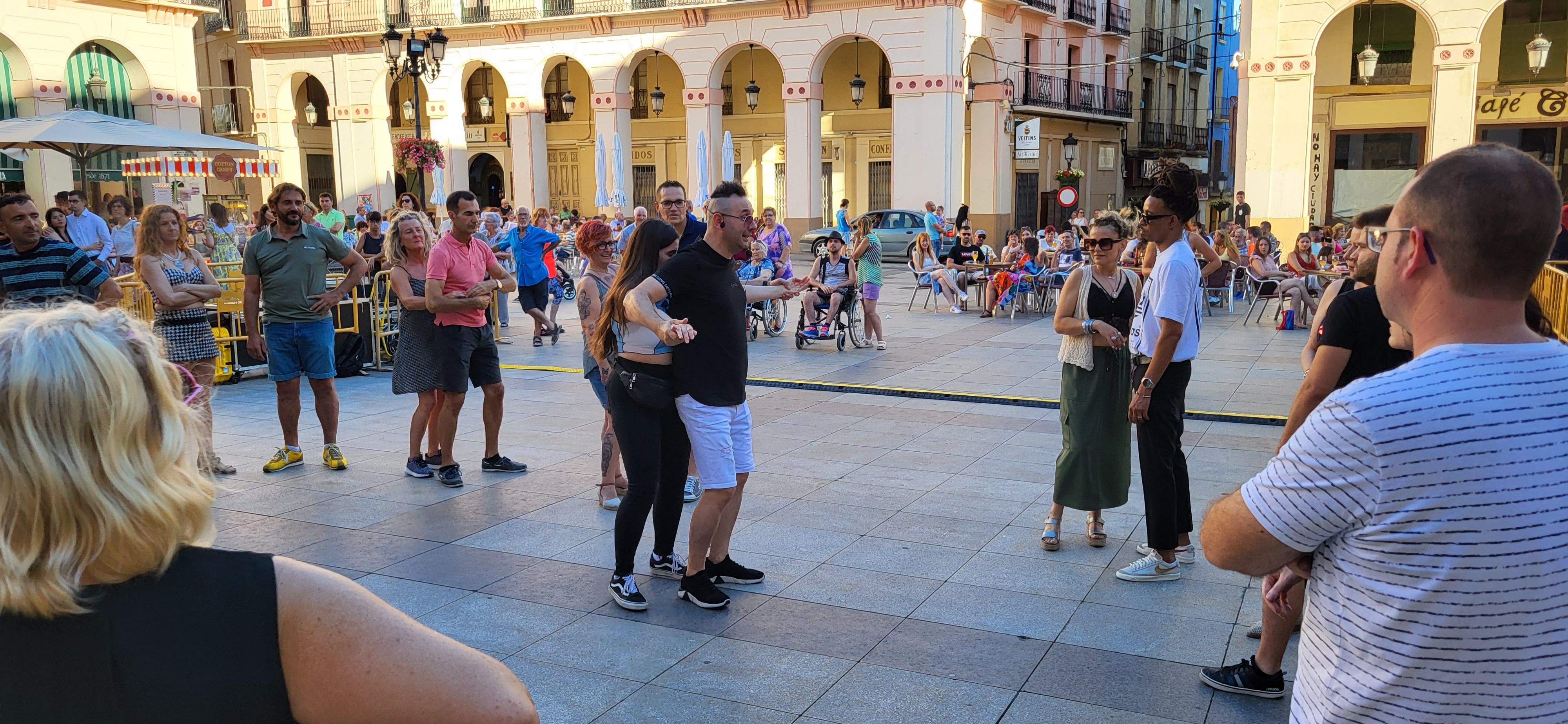 Salsa y bachata en la plaza López Allué de Huesca. Foto Myriam Martínez 