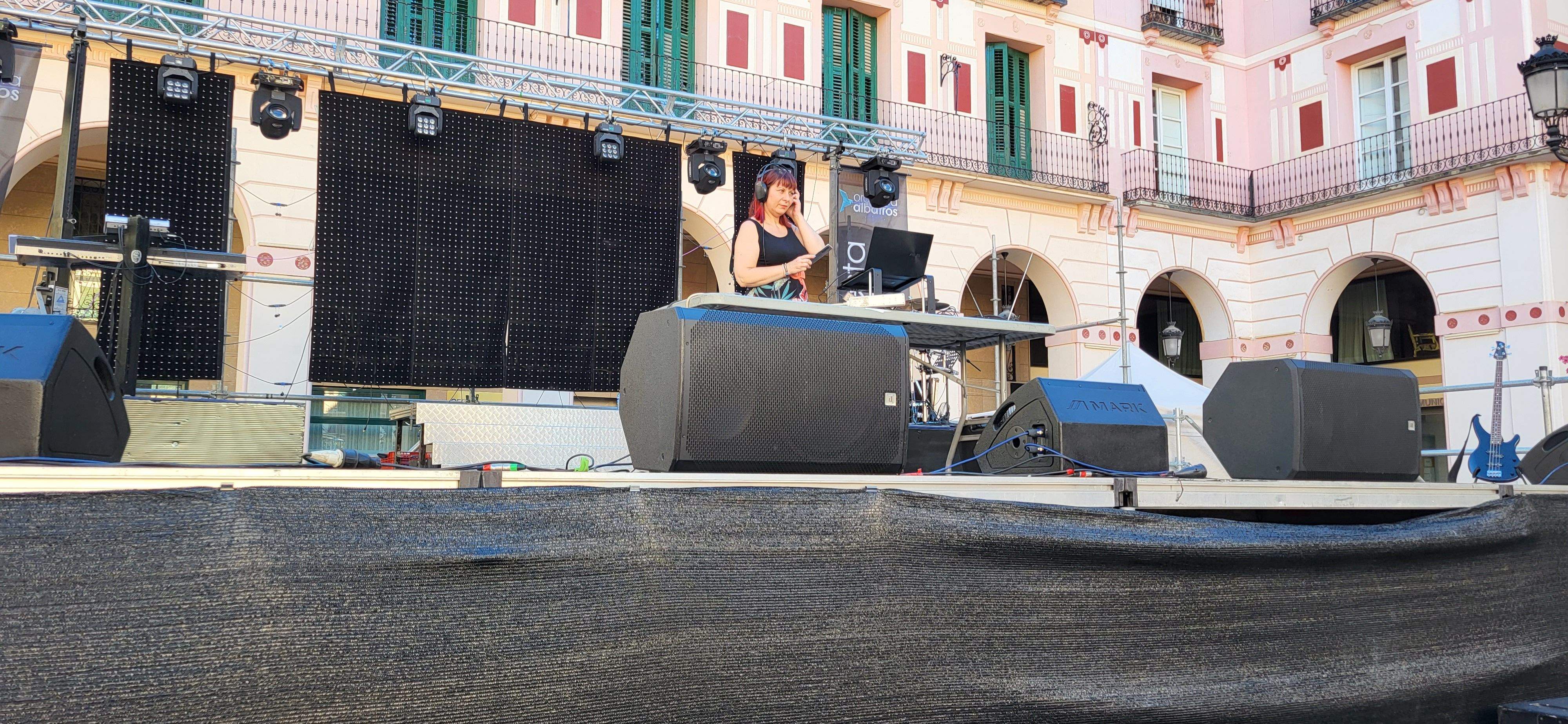 Salsa y bachata en la plaza López Allué de Huesca. Foto Myriam Martínez 
