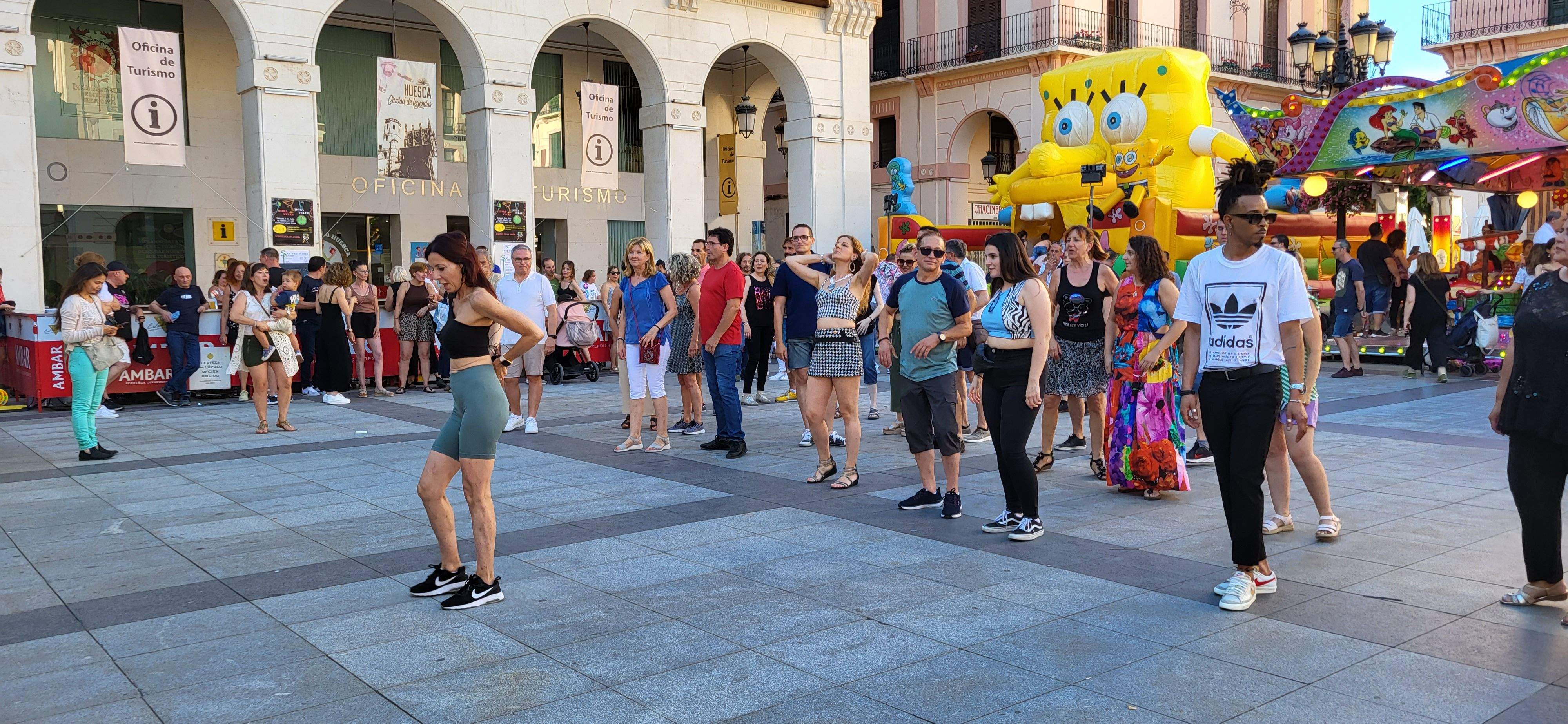 Salsa y bachata en la plaza López Allué de Huesca. Foto Myriam Martínez 